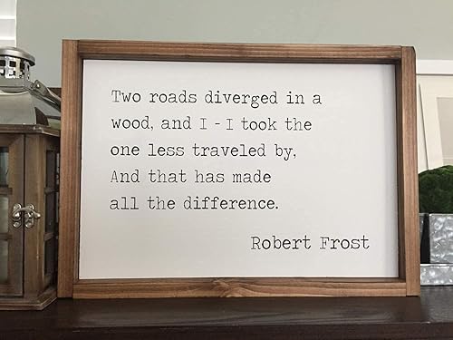 Placa de madera con diseño de Robert Frost de dos carreteras divergadas con texto en inglés "Sweet Home Decor