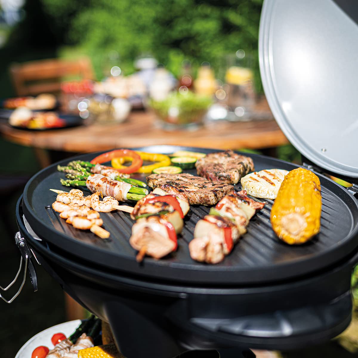Cloer 6789 Grill Elektryczny Ogrodowy ze Stojakiem, Termometr, Powłoka Nieprzywierająca, 2400 W, Powierzchnia 38,5 x 52,5 cm, Kompaktowe Przechowywanie