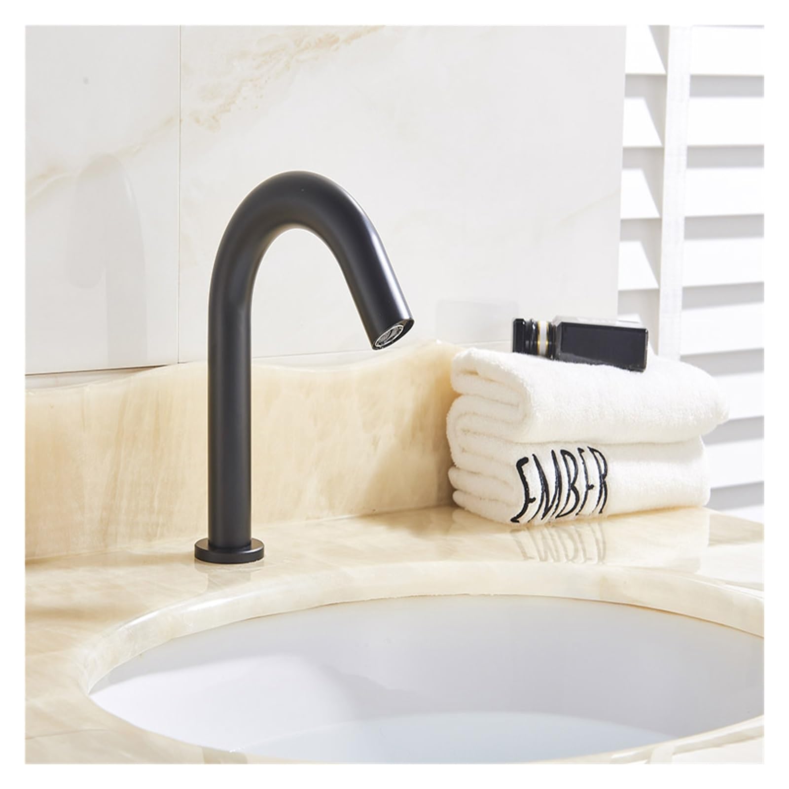 Grifo de fregadero de cocina negro mate sin contacto, grifo con sensor automático para ahorrar agua, diseño moderno para un uso fácil y una higiene mejorada, elegante mezclador de lavabo