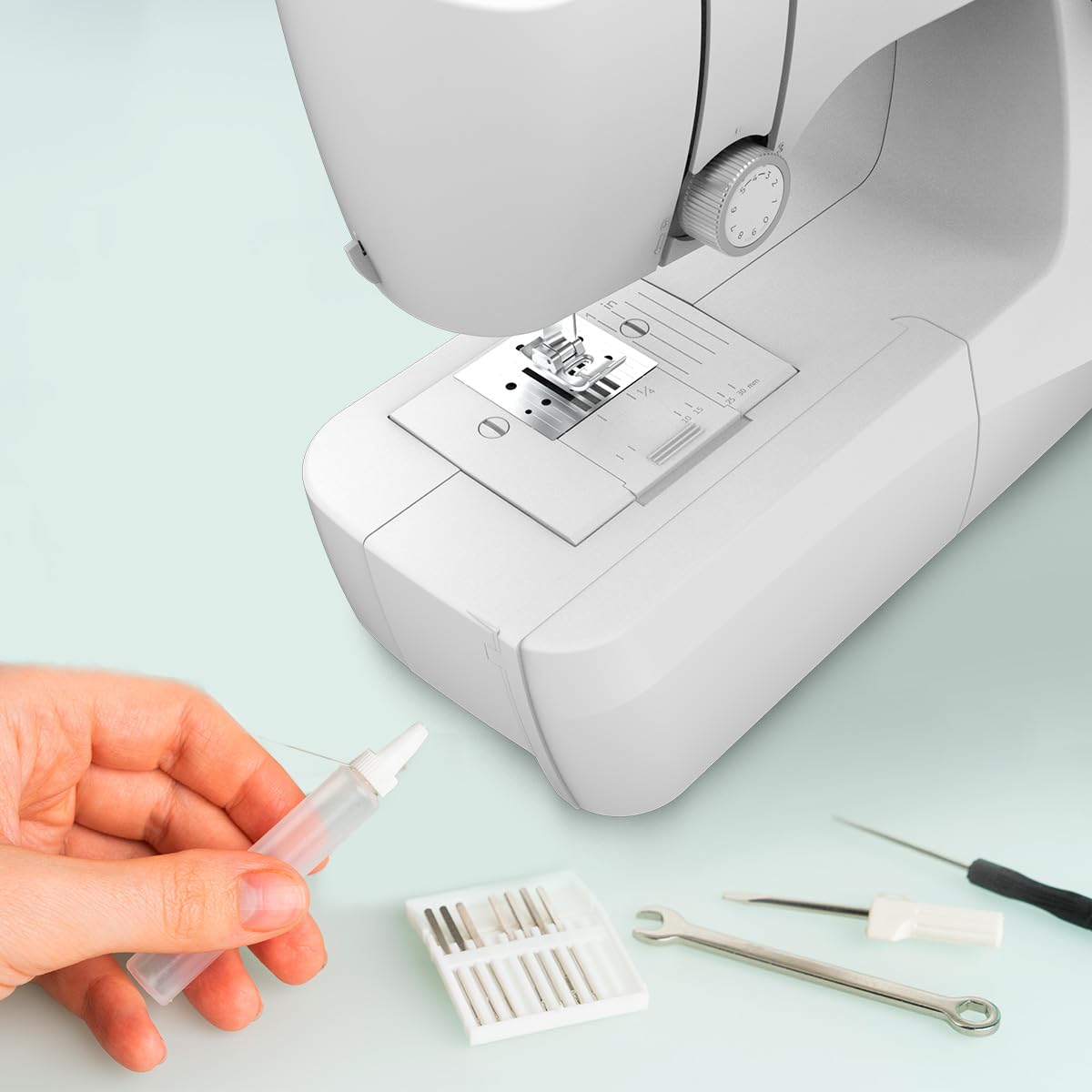 Cecotec Elektryczna maszyna do szycia BelleCouture 1500. 15 ściegów do szycia, początkujący, 4-suwowy ręczny Ojal, regulowane napięcie, LED, akcesoria w zestawie, idealna dla początkujących