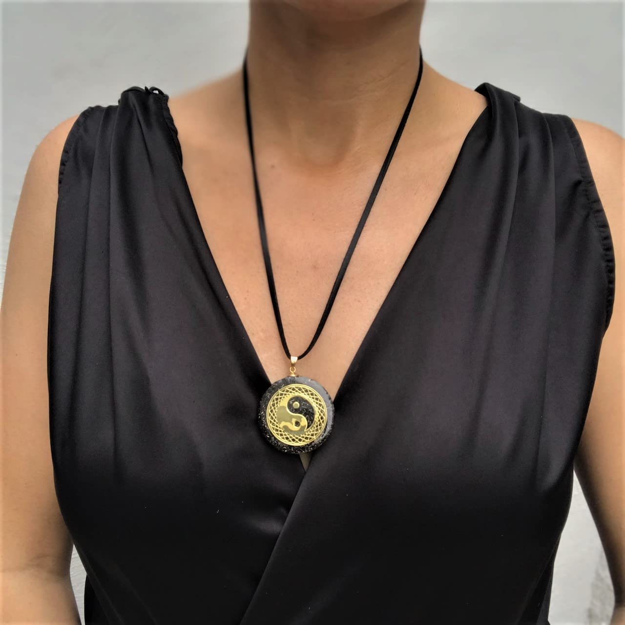 [LAO] Ładowany wisiorek z orgonitem Reiki Yin Yang 3,8 cm | Naszyjnik z świętą geometrią | 7 kwarc + szungit | 432 Hz i 528 Hz | Reiki Usui | Czarny wegański sznurek w zestawie |