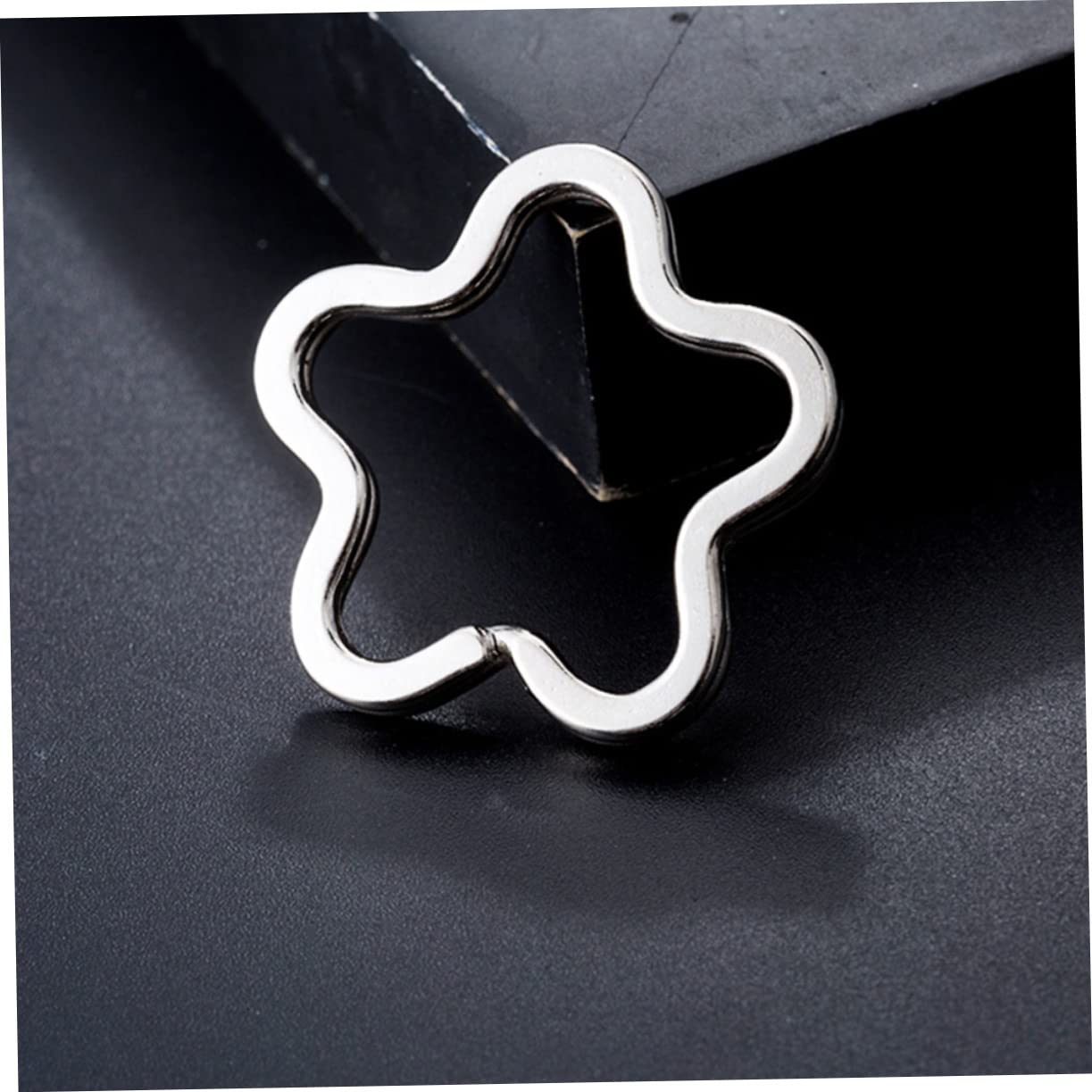 TEHAUX Kit 80 Pezzi Anelli Divisi Portachiavi Piatti Forma Fiore per Creazione Gioielli Fai da Te Artigianato Accessori per Portachiavi Personalizzati