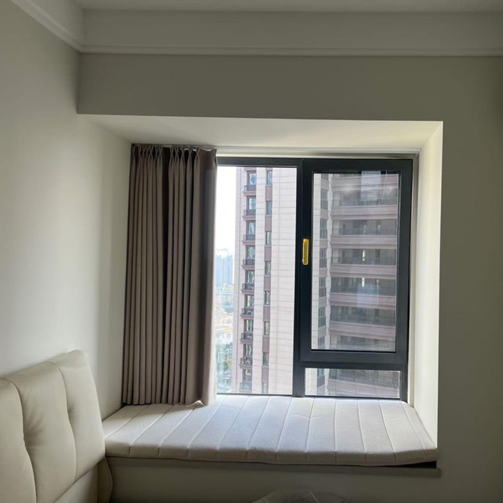 Rail de rideau de plafond en alliage d'aluminium à voie en forme de V avec poulies silencieuses, adapté aux baies vitrées et aux fenêtres à ouverture vers l'intérieur(9.1 ft)