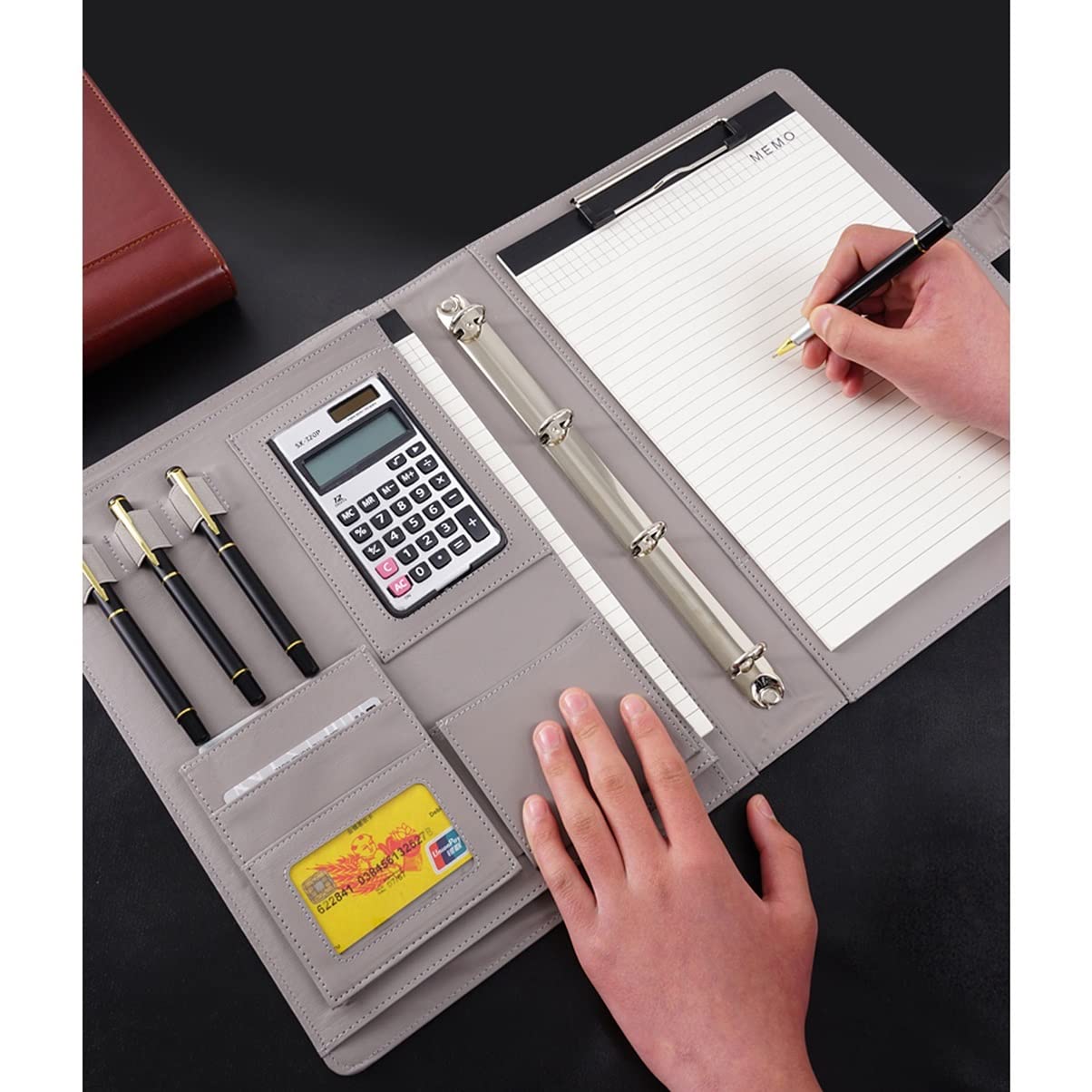 Teczka konferencyjna Organizer na dokumenty， Teczka A4 z schowkiem i miejscem do przechowywania, teczka konferencyjna A4 z segregatorem 4-ringowym(Dark Grey,8digit calculator)