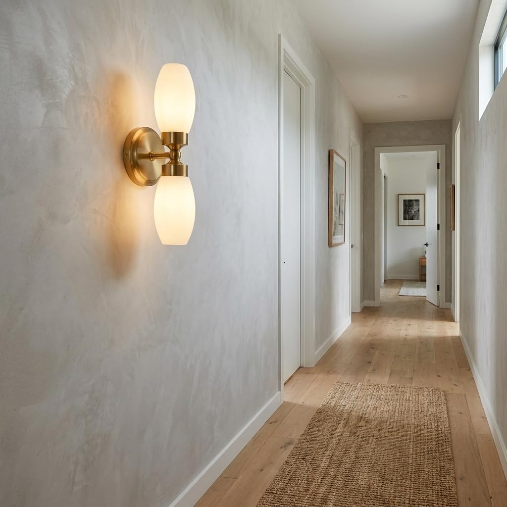 Alpinaluz Aplique de Pared para Baño con dos focos E14, Pantalla de Cristal Opal Blanco y Base de Metal Dorado, Protección IP44, Iluminación Suave y Elegante para Espejos y Tocadores Modernos