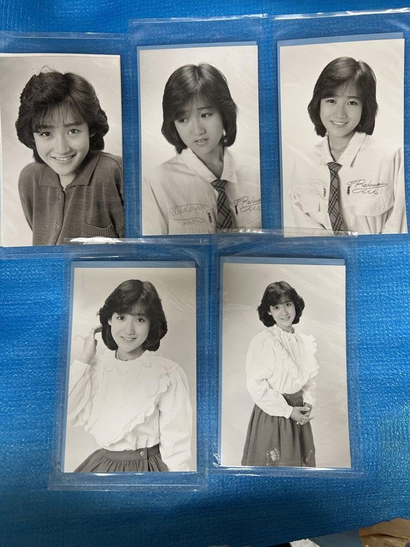 人気 岡田 由紀子 ブロマイドカード 1枚 岡田有希子ブロマイド