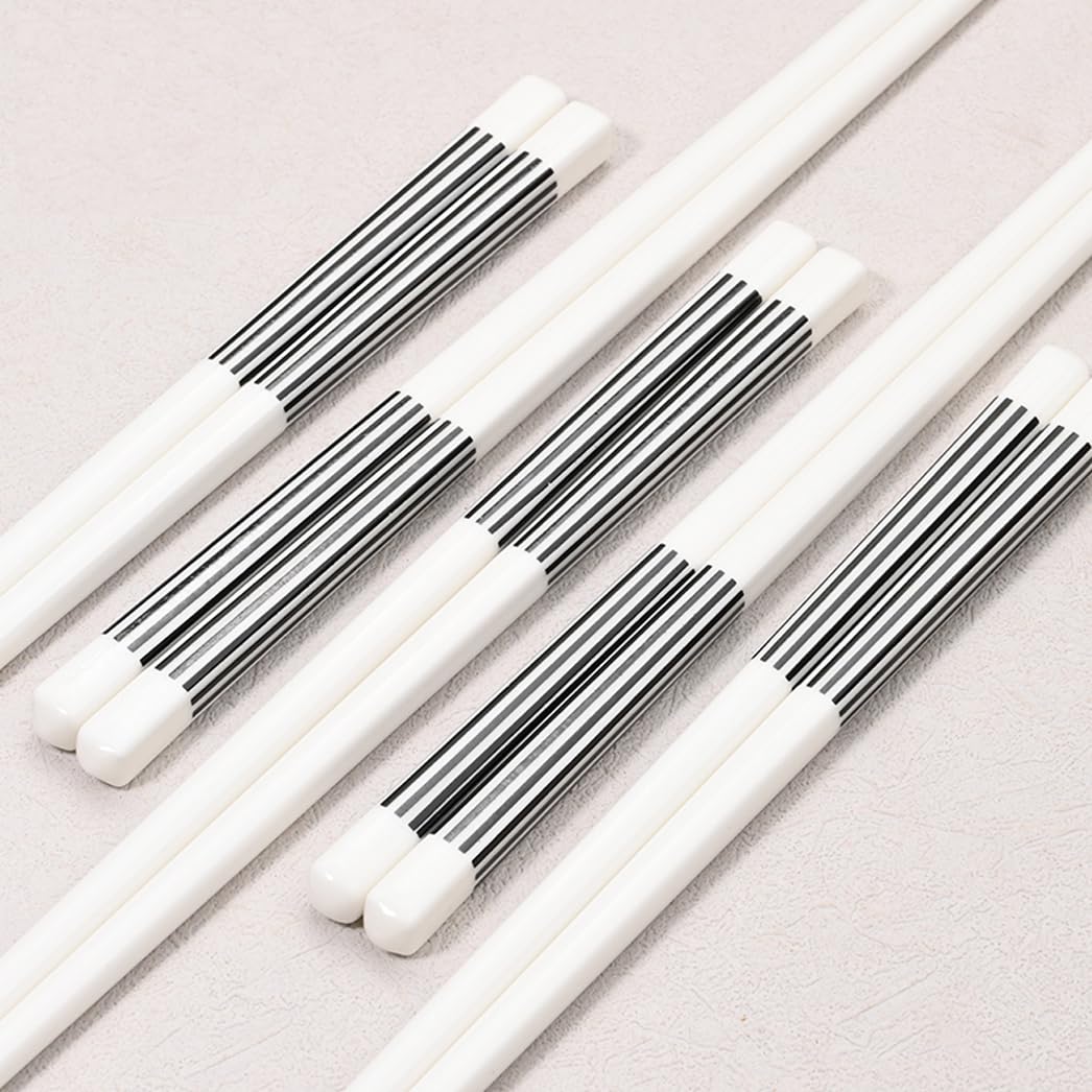 Baguettes, baguettes chinoises Japanese Porcelain Chopsticks Set Gift BoxReusable Dishwasher Safe Chopsticks Gift Set with Case High-Grade Bone Ceramics Black and White Chopsticks with,5pairs