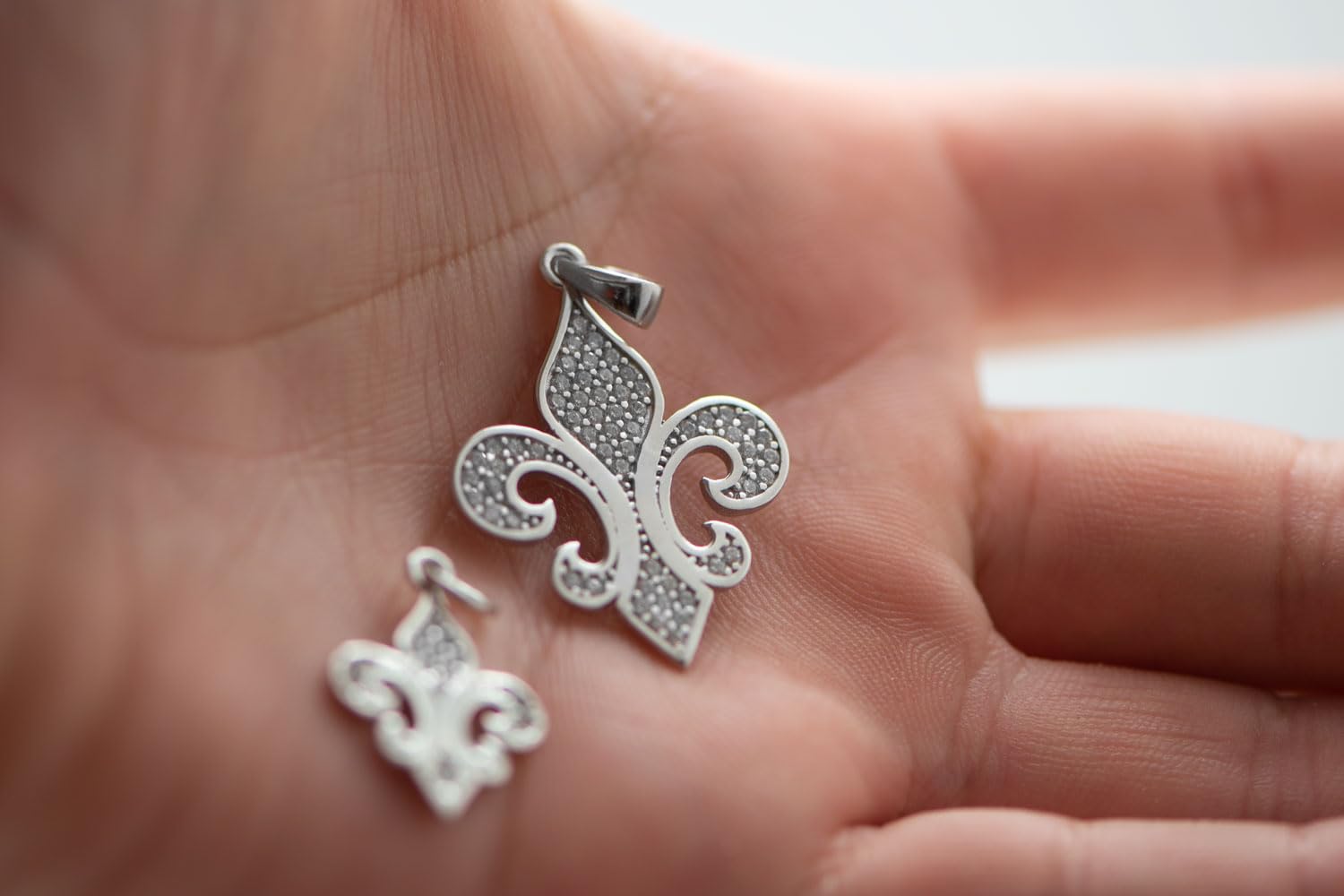 Pendentif Argent Fleur de Lys et Oxyde de Zirconium Blanc - Symbole Reine Française - Symbole Médiéval - Chaîne Cadeau Incluse -