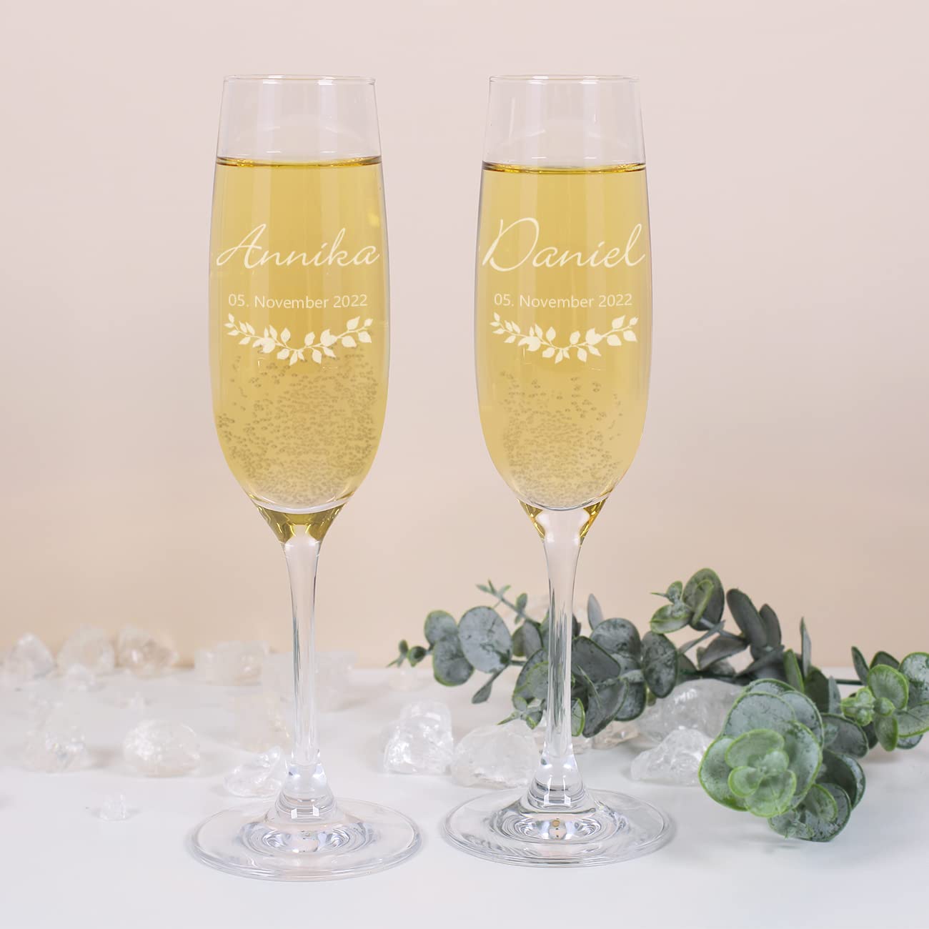 Herz & Heim® 2 Leonardo Sektgläser zur Hochzeit mit Gravur in weißer Holz-Geschenkbox - ideales Hochzeitsgeschenk Golden