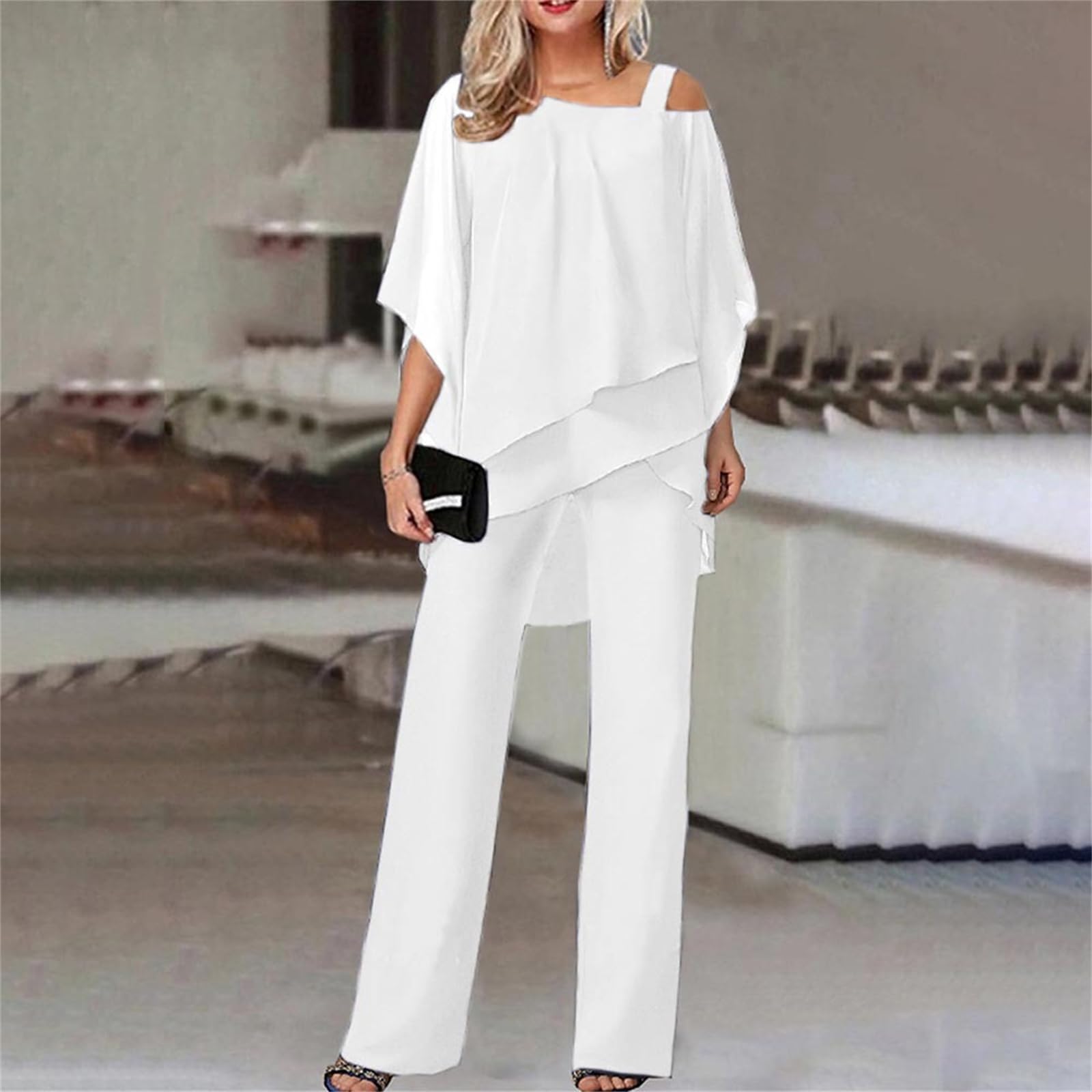 Generisch Zweiteiliges Damen-Outfit: Chiffon-Top mit Fledermausärmeln und asymmetrischem Schnitt sowie eleganter Jumpsuit mit weitem Bein – auch als Hosenanzug für Hochzeitsgäste geeignet