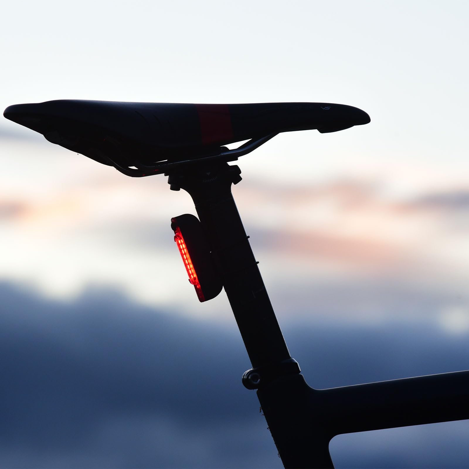 軽量カーボンサドル180g リアライト付 LiteFly Ⅱ カーボンサドル | TRISPORTS