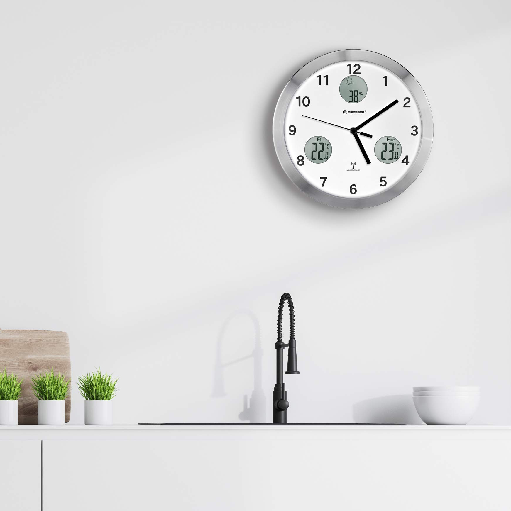 Bresser horloge radiopilotée MyTime io, 30 cm grande avec mécanisme silencieux avec température intérieur et extérieur + affichage humidité, capteur radio extérieur inclus, blanc
