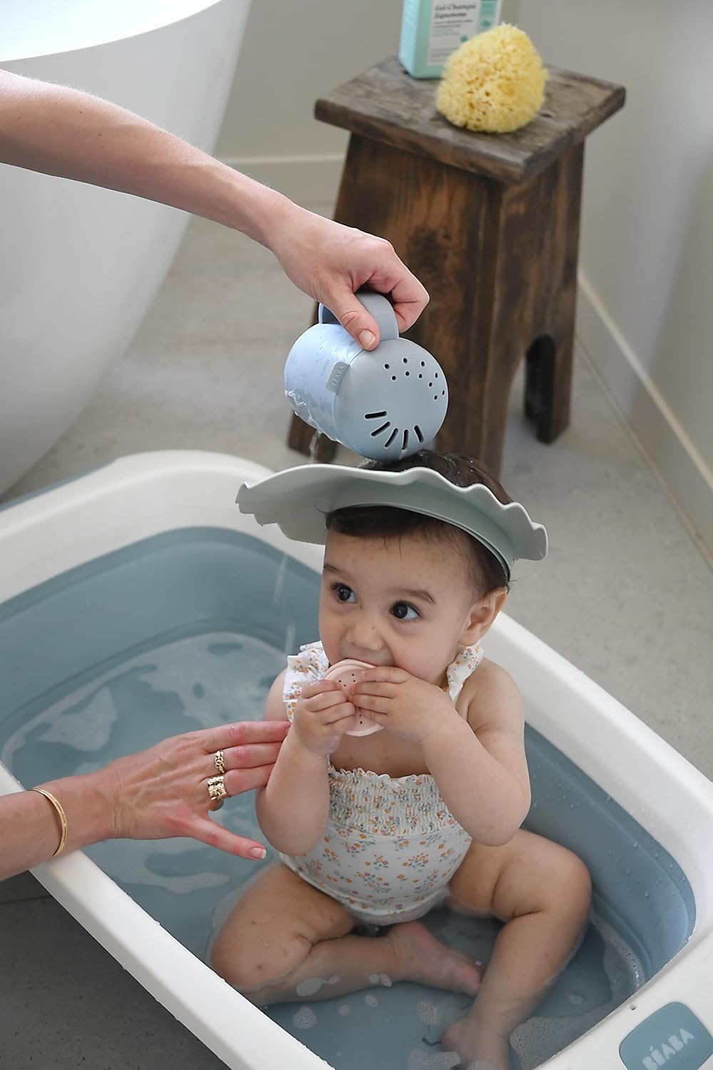BÉABA, Enjuague Cabeza Bebé, Rociador Baño/Ducha, Juegos de Baño, 2 en 1, Enjuague Cabello y Juegos de Agua de Baño, 2 Tipos de Lluvia, Tapa Extraíble, Silicona, Guijarro