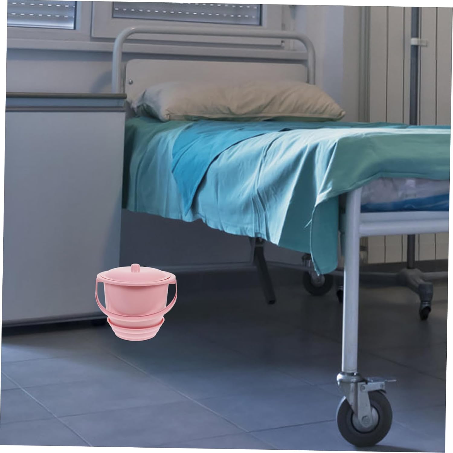 FAVOMOTO Portable Red Plastic Spittoon with Lid, Thickened Handheld Urine Bucket Chamber Pot for Home Use, Elderly Bedpan Urinal Pail for Adult Bathroom Assistance