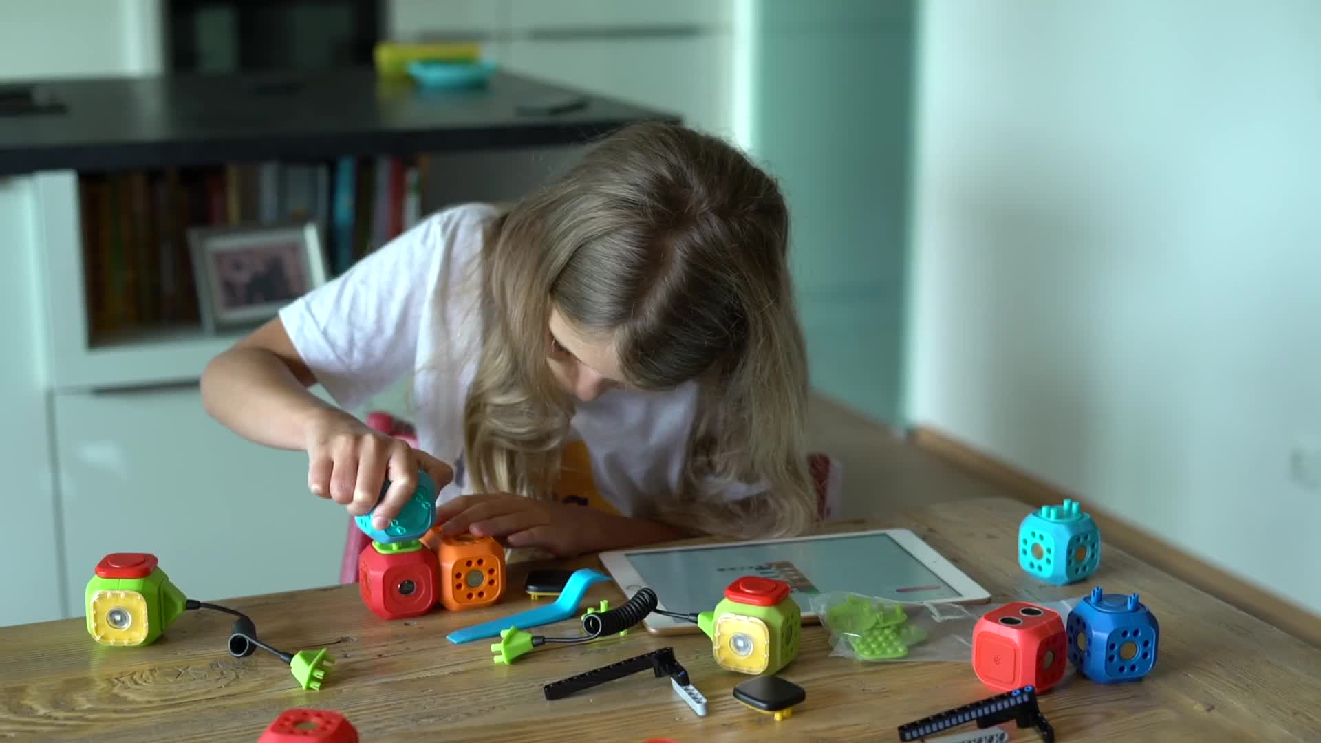 Robo Wunderkind Lernroboter für Kinder ab 5 Jahren - Klemmbausteinen-kompatibler Baukasten mit von Pädagogen erstellten… – Bild 8