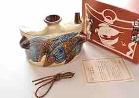 美品　抱瓶　焼物　沖縄　酒器　陶芸　飾りの持ち手が素敵な　丁寧なつくり Amazon.co.jp: 沖縄 胡差焼 抱瓶 酒器 徳利 双魚文 : ホーム
