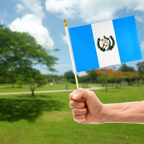 Miniatura 6 de QQSD Mini banderas de mano con bandera de Guatemala, palo de guatemala, poste de madera maciza con punta de lanza, paquete de 12