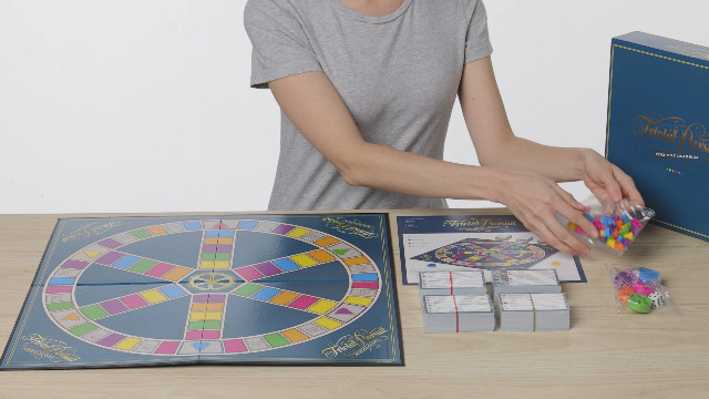 Trivial Pursuit Classic Edition Hasbro - Gioco Da Tavolo, 2-6 Giocatori, 2400 Domande, Versione Francese - copertina