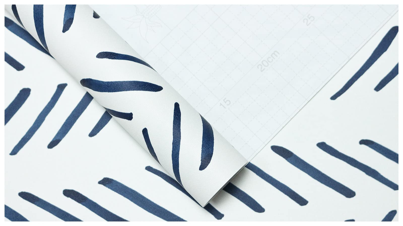 HaokHome 96101-1 Modern Brush Strokes - Papel pintado autoadhesivo de vinilo con diseño de rayas, color azul marino y blanco Chevron (17.7 x 33.7 pies)