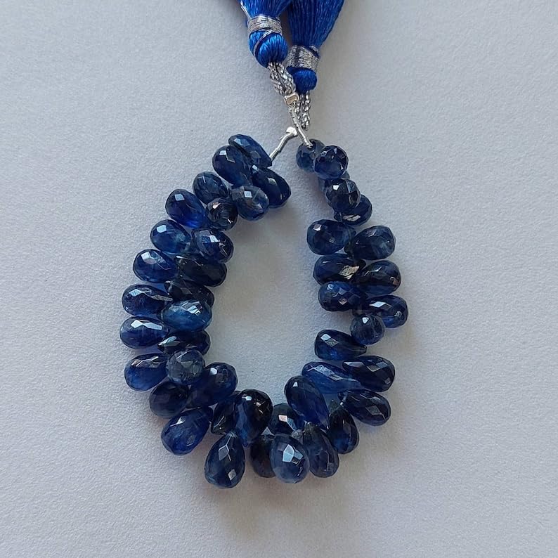 Cyanite naturelle d'un bleu profond pour bijoux porteurs de sens