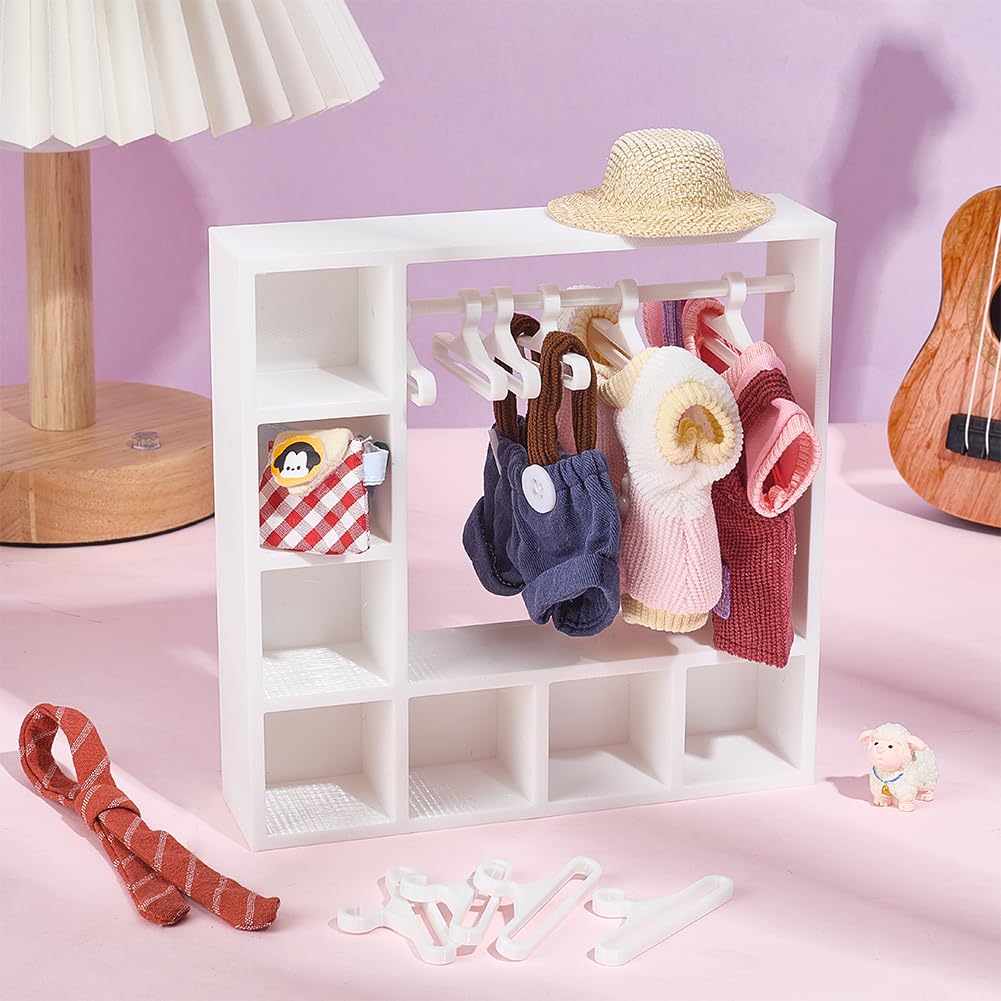 UNICRAFTALE Juego de 2 armarios blancos para ropa de muñeca con 20 perchas, mini organizador de armario de plástico, modelo micro paisaje, accesorios para casa de muñecas para decoración de casa de