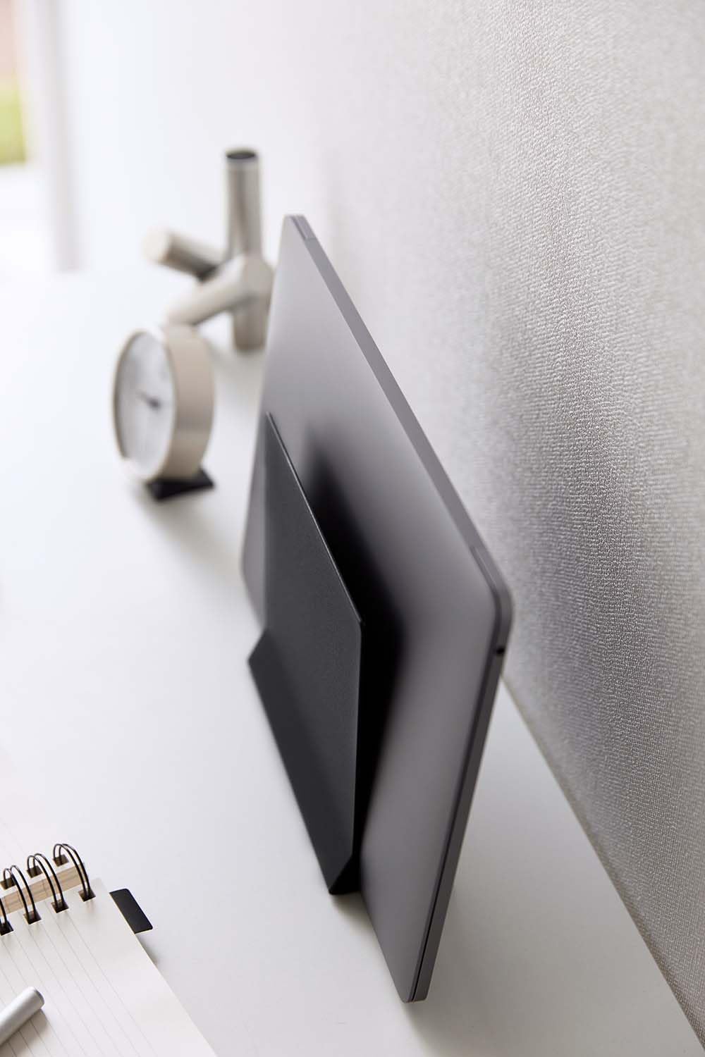 Yamazaki 4499 Slim Laptop Stand, Black, Approx. W 6.3 x D 2.2 x H 6.0 inches (16 x 5.7 x 15.2 cm), Tower Tower Laptop Storage, Vertical Placement, Space Saving