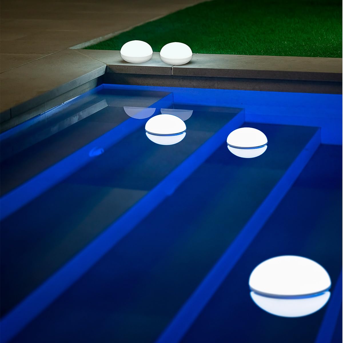 newgarden - Lampadina portatile 900 lumen impermeabile IP68 con batteria ricaricabile. Luce LED RGB con telecomando a discanza. Fino a 20 ore di utilizzo. Include gancio e magnete