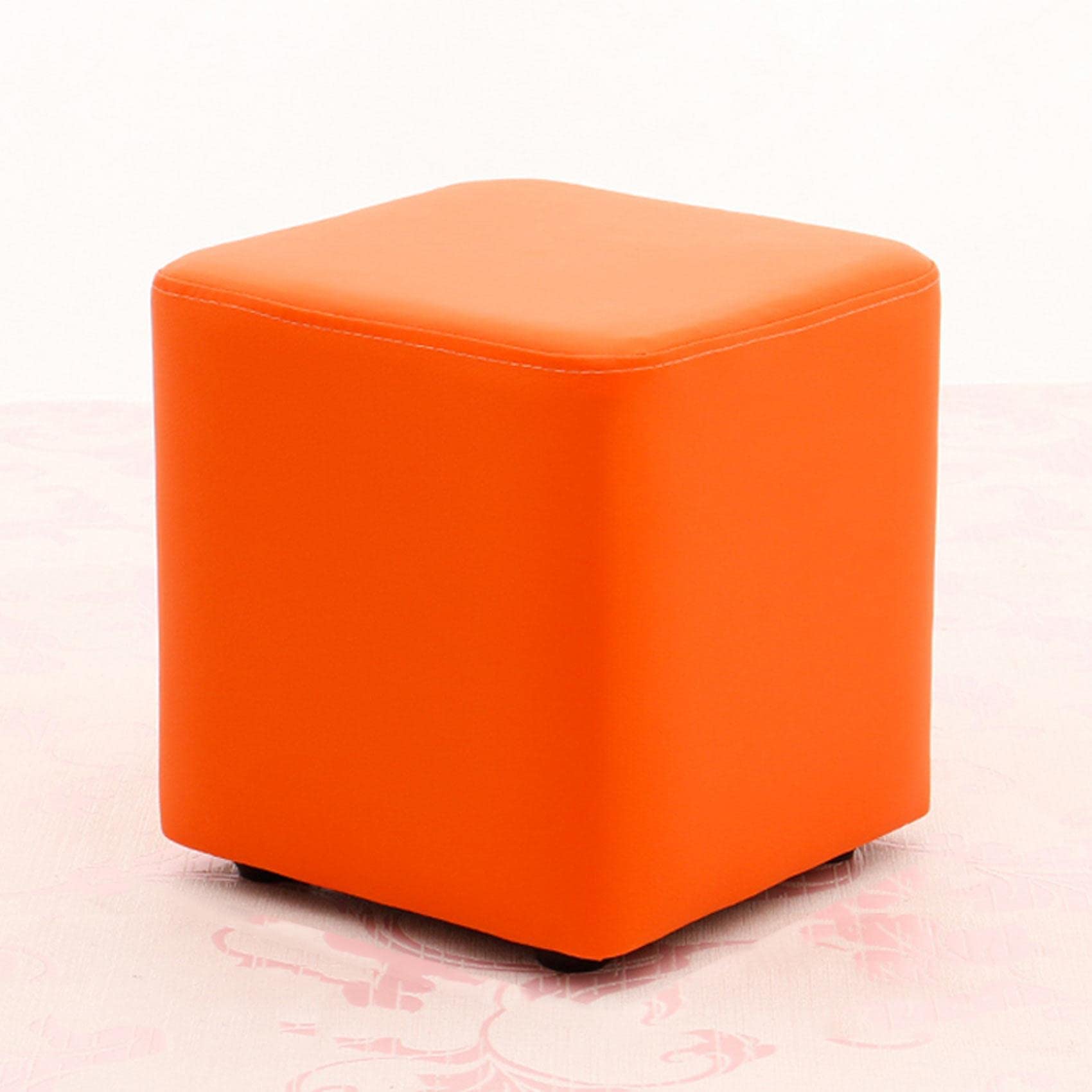Repose-pieds carré pour soulager les jambes lourdes au salon avec le pouf CHEWYNP