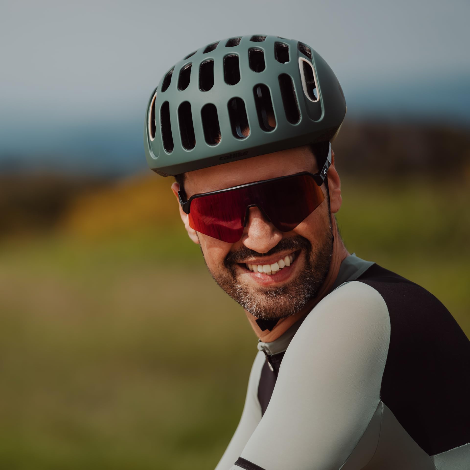 CATLIKE Whisper II Casco de Ciclismo Unisex para Adulto – Carretera, MTB y Gravel con 29 Ventilaciones, Diseño Ligero, Sistema de Ajuste VPS y Protección de Seguridad MIPS