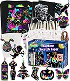 【Créez facilement de l'art】 Grattez facilement la surface du papier à gratter noir avec un stylet en bois pour révéler les étonnants motifs colorés/ argentés en dessous. Les cartes de forme multi-thématiques spéciales et amusantes comprennent le transport, les animaux, les vacances, les ribons permettent de les suspendre comme ornements, les supports permettent de les placer comme décoration à gratter. Les enfants peuvent écrire ou dessiner de manière libre.