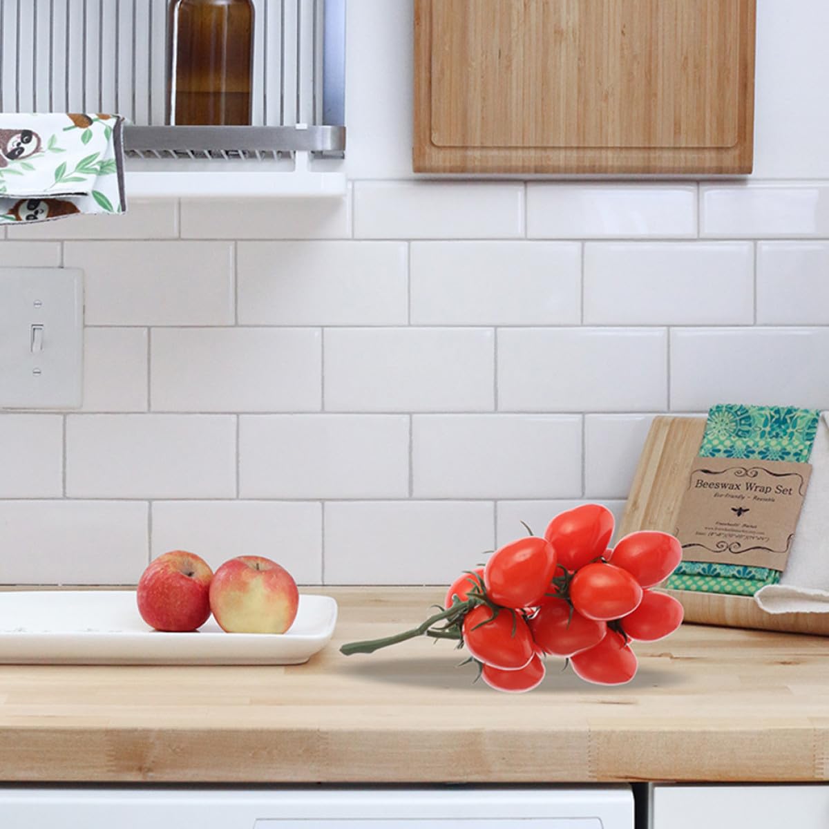 Pomodorini Finti Realistici 2 Pezzi, Grappoli di Pomodorini di Plastica Rossi Supporto, Decorazioni per Feste e Arredamento Casa, Frutta Artificiale Leggera e Riutilizzabile