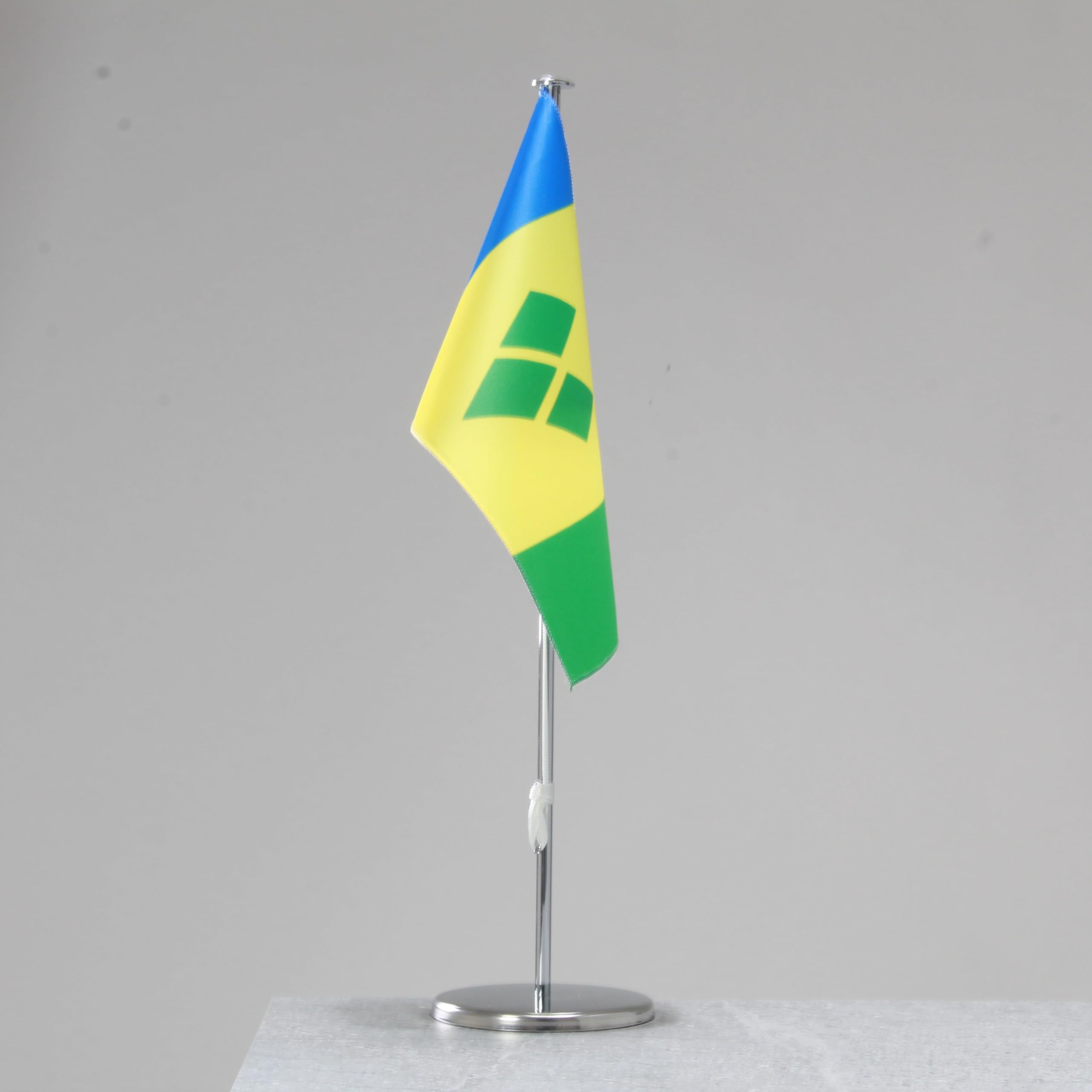 Flaga na stół St. Vincent i Grenadyny – reprezentatywna flaga narodowa do użytku wewnątrz chrom 42 cm