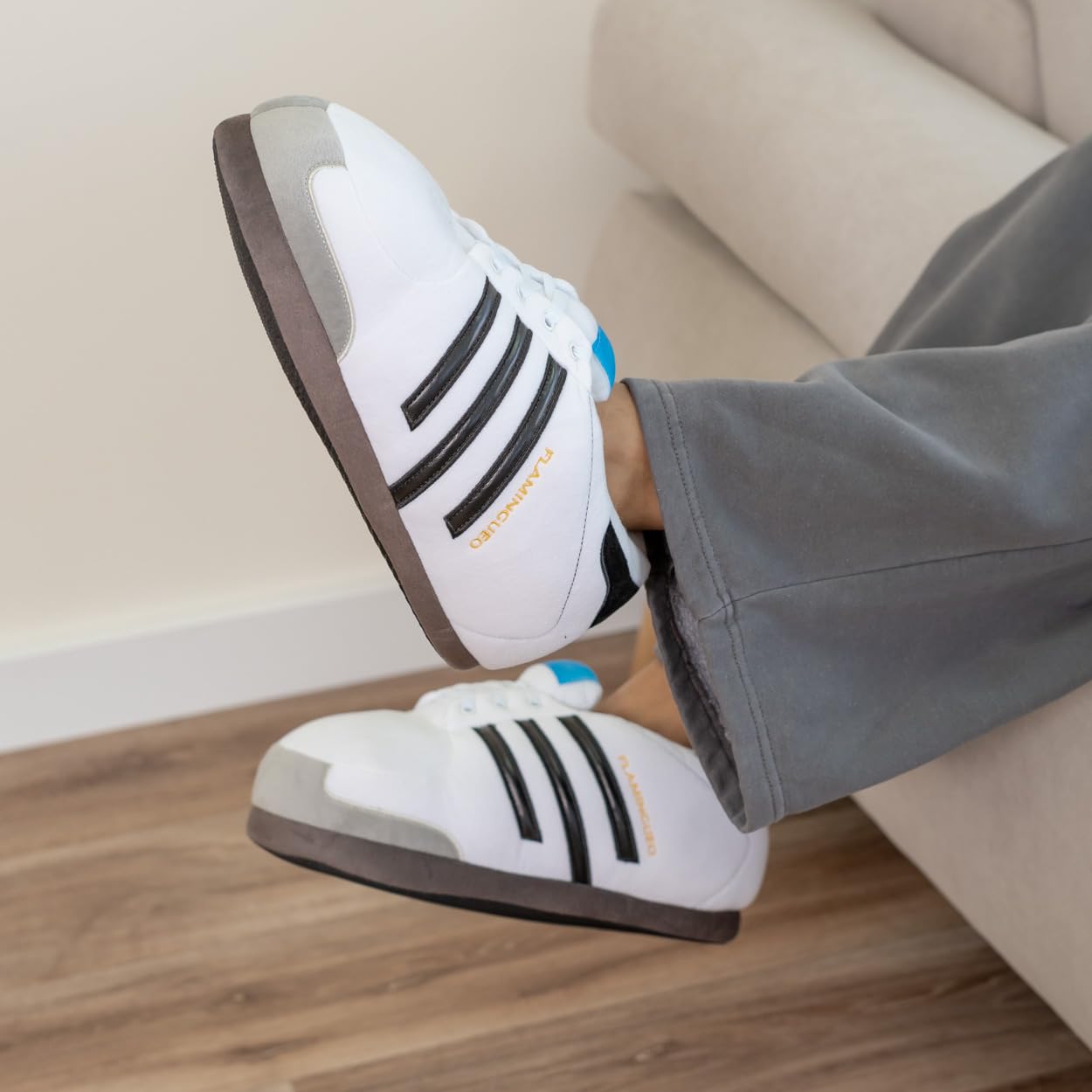 Flamingueo Chausson Sneakers - Chaussons Femme, Pantoufles Homme, Chausson Femme Hiver, Unisexe, Slippers Femme, Chausson Homme, Taille Unique