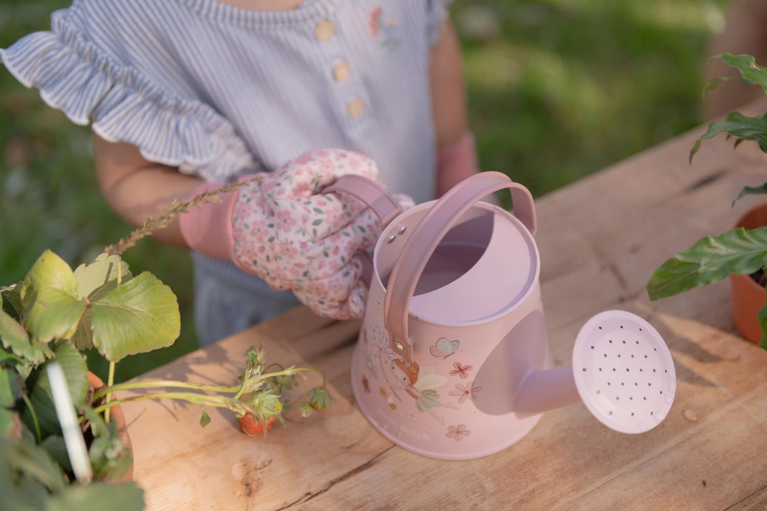 Little Dutch Gartengeräte Set - Gartenspielzeug für Kinder - inklusive Tasche, Handschuhe, Gießkanne, Schaufel, Harke, Pflanzenstecker - 10-teilig - Fairy Garden rosa