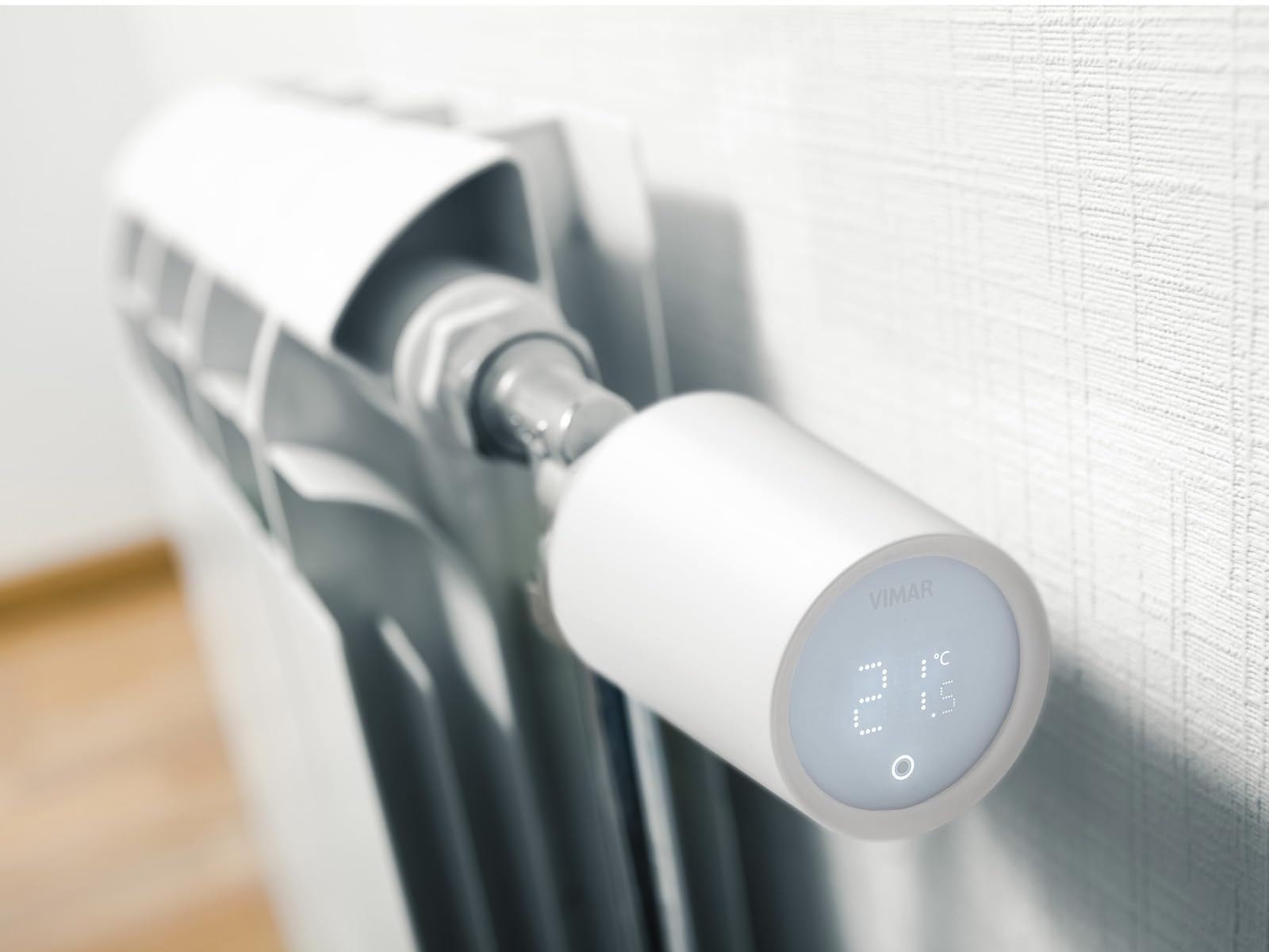 Vimar 03989 Valvola Termostatica Smart per Termosifoni, Controllo Remoto e Vocale, Maggiore Risparmio Energetico, Installazione Facile e Ampia Compatibilità Grazie Agli Adattatori Forniti