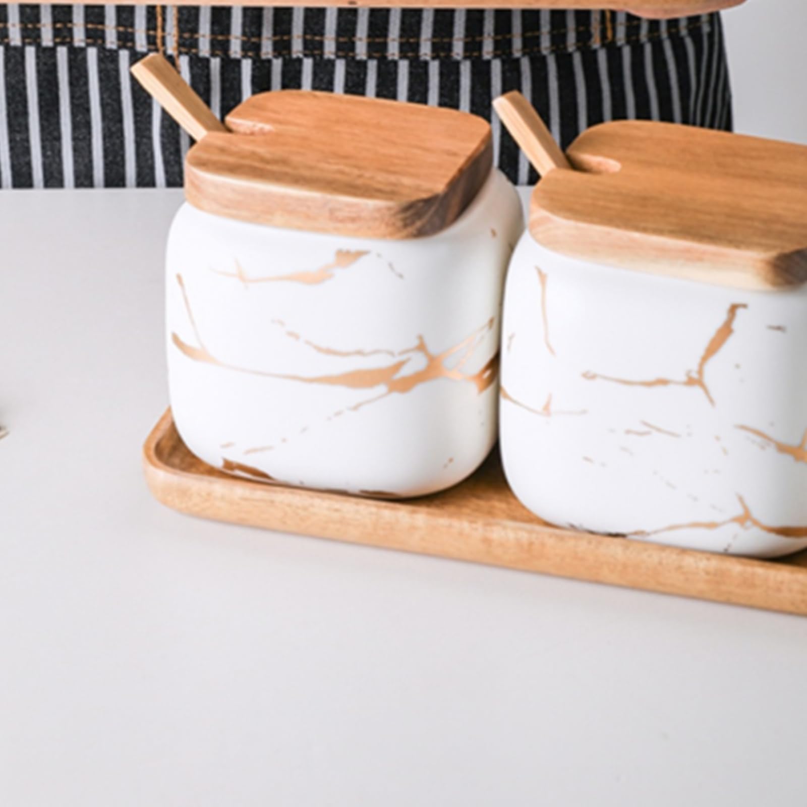 Dicunoy Paquete de 2 azucareros de cerámica, recipiente de sal y azúcar con tapas y cucharas, crema de azúcar de porcelana para cafetería, macetas de especias de condimentos con bandeja de madera para