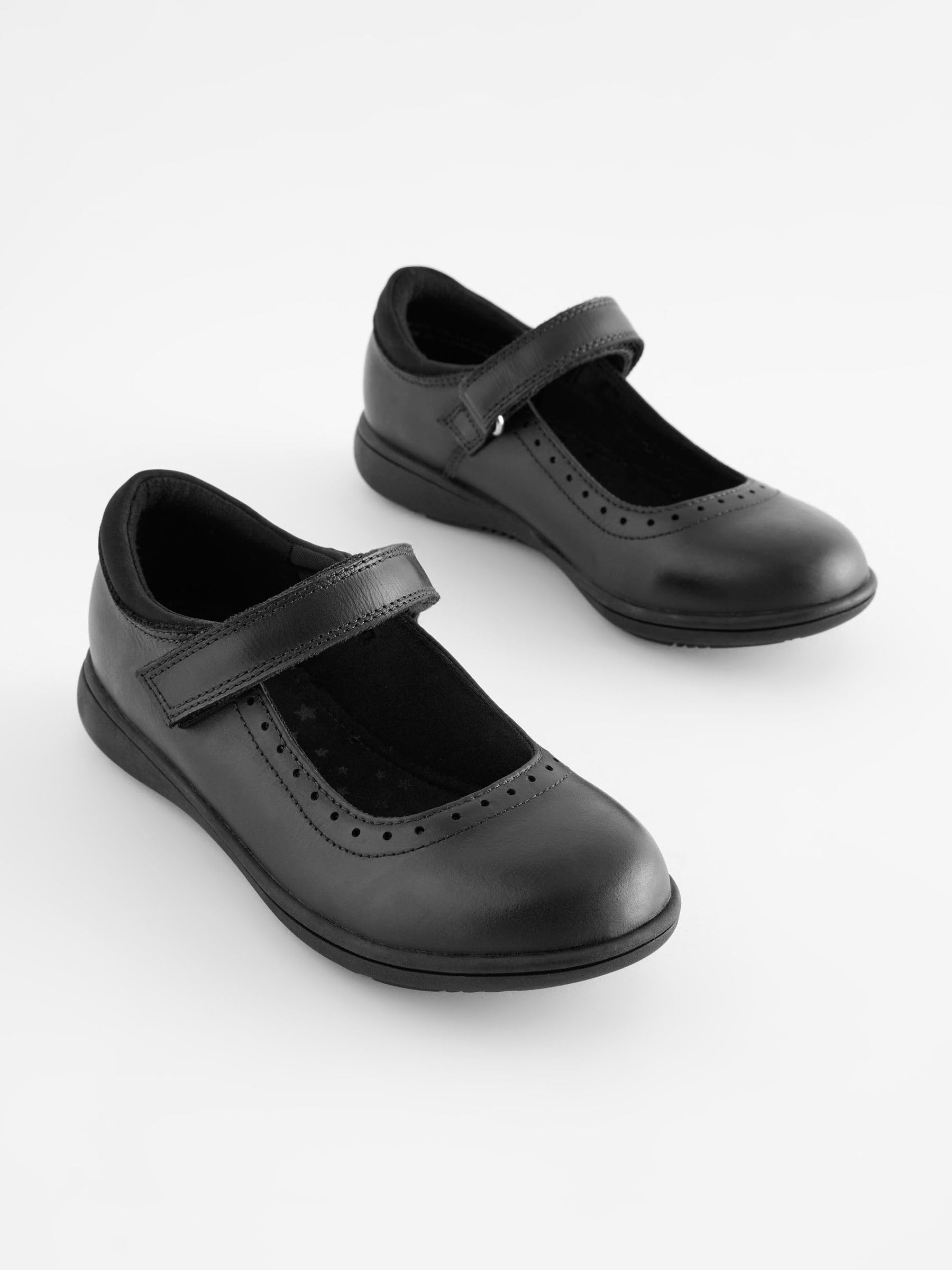 NEXT Mädchen Weite Passform (G) Mary-Jane-Lederschuhe mit Brogue-Detail für die Schule, Weite Passform