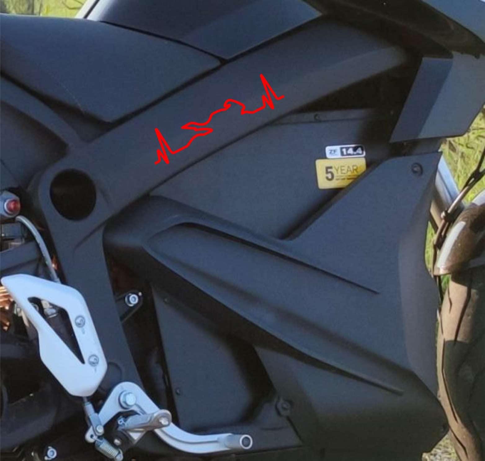 Kit 2 Adesivi Casco Moto Cuore Che batte cardiopalma segni Vitali cardiogramma Decalcomanie Scegli Colore e Misura -cod. 1659- (070 Nero, cm 12 x 3 (cadauno))
