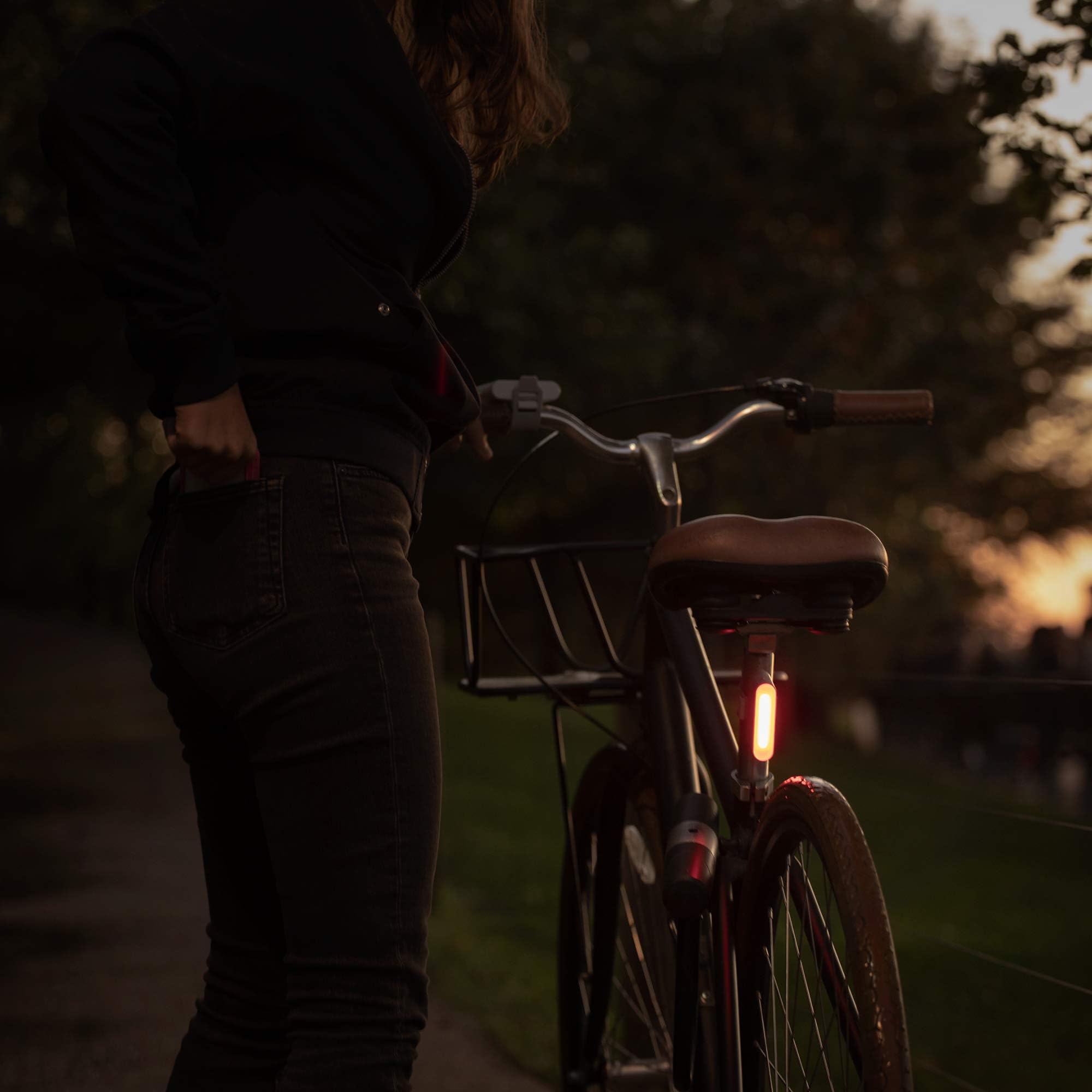 MPOWERD Luci Kit d'éclairage de vélo à énergie solaire et rechargeable 100 lumens, durée de vie jusqu'à 15 heures