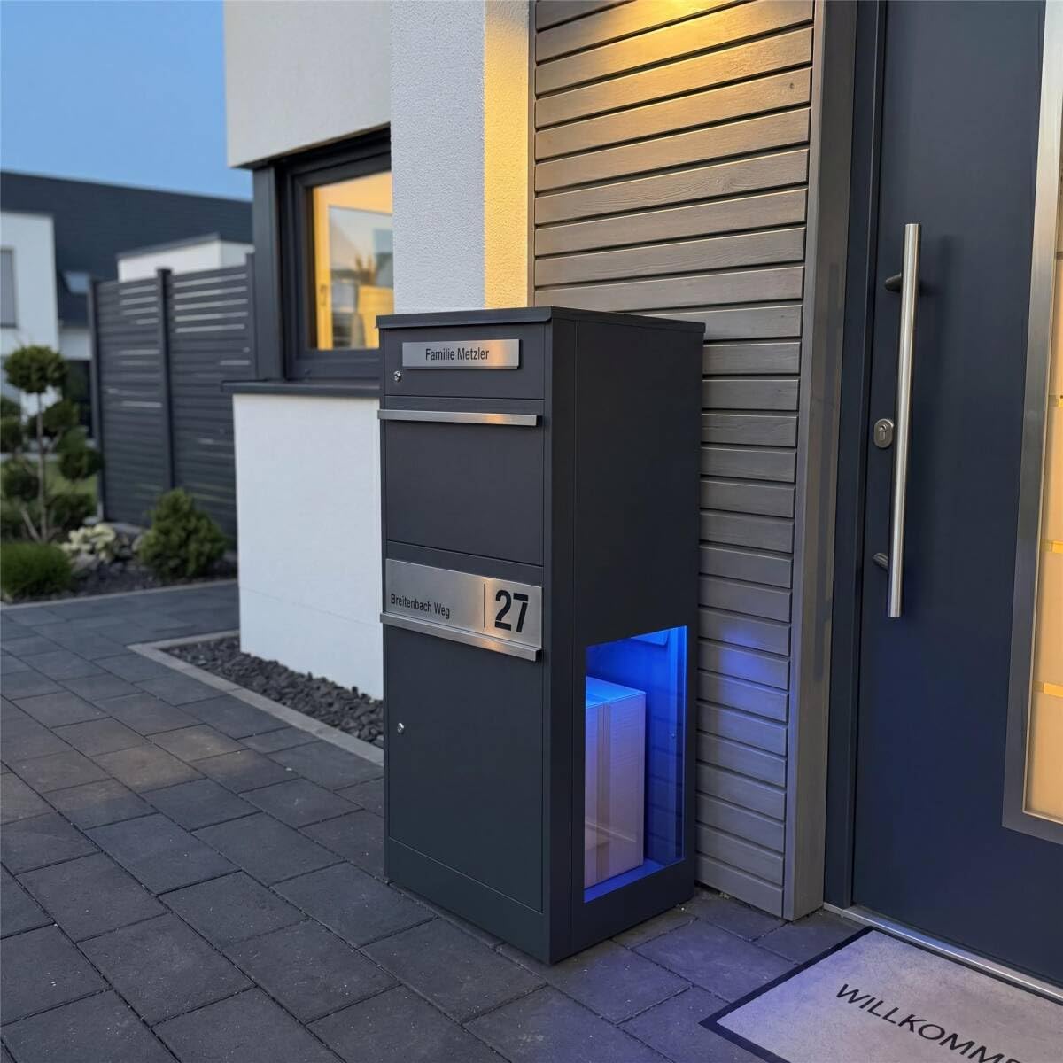 Metzler Paketbox mit Briefkasten | Paketbriefkasten mit LED | seitliche Sichtfenster | Paketkasten personalisiert mit Gravur | RAL 7016 Anthrazit | Bispo 2