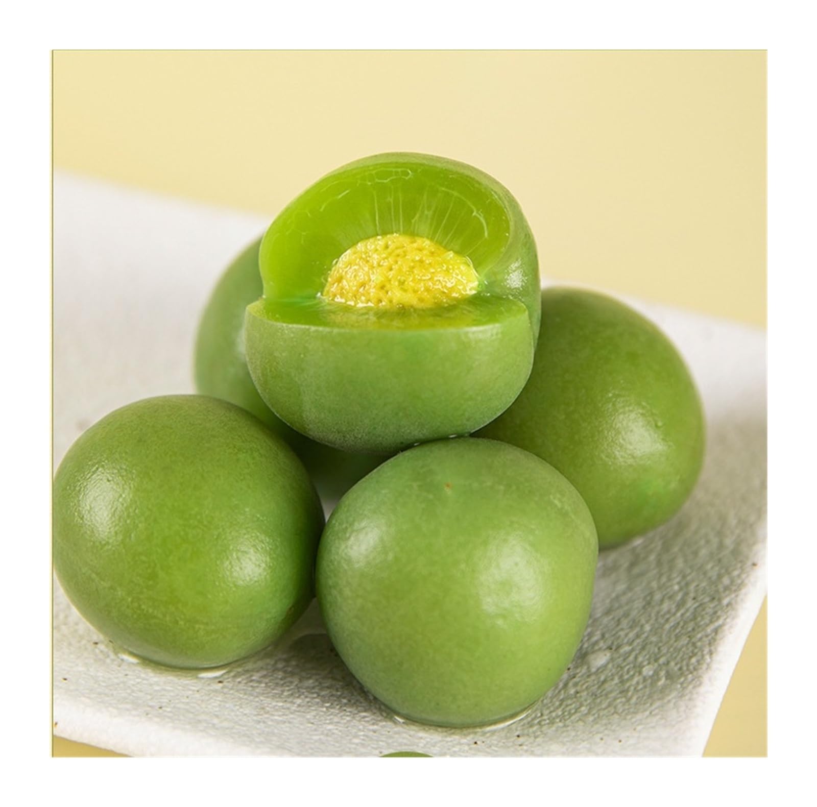 250 g knackige und würzige getrocknete grüne Pflaumen mit prallen, großen Früchten – perfekt for Teilen eines köstlichen Moments.(2bag)