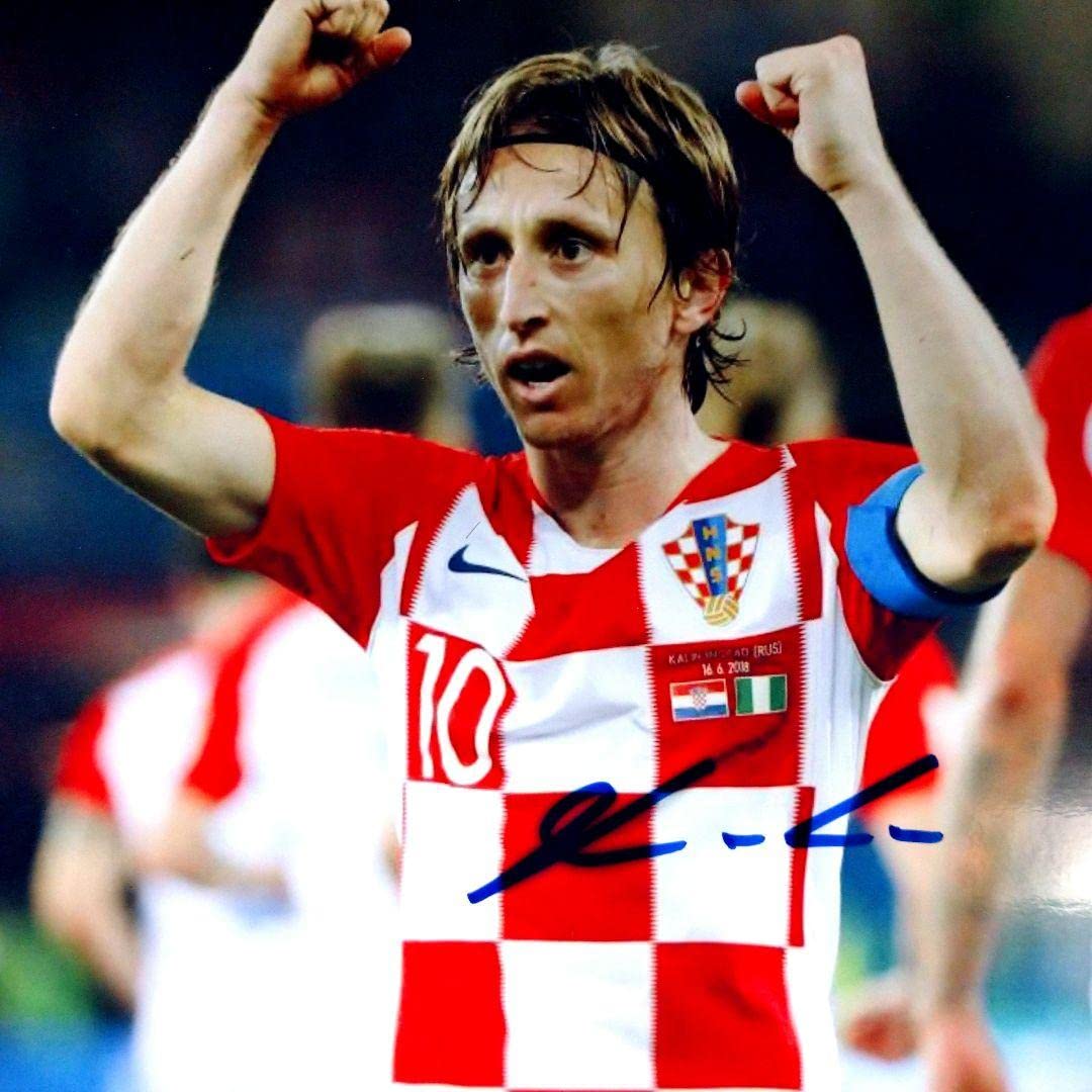 Amazon.co.jp: ルカモドリッチ直筆サイン入り超特大写真…Luka Modric