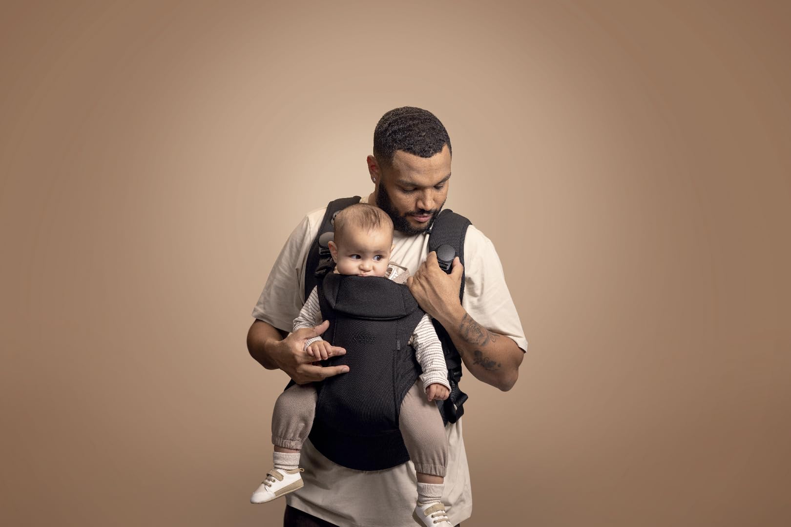 Mamas & Papas Kudo Porte-bébé – Noir – Facile à installer, à ajuster et à enlever, design innovant, soutien ergonomique, posture saine – 0-36 mois