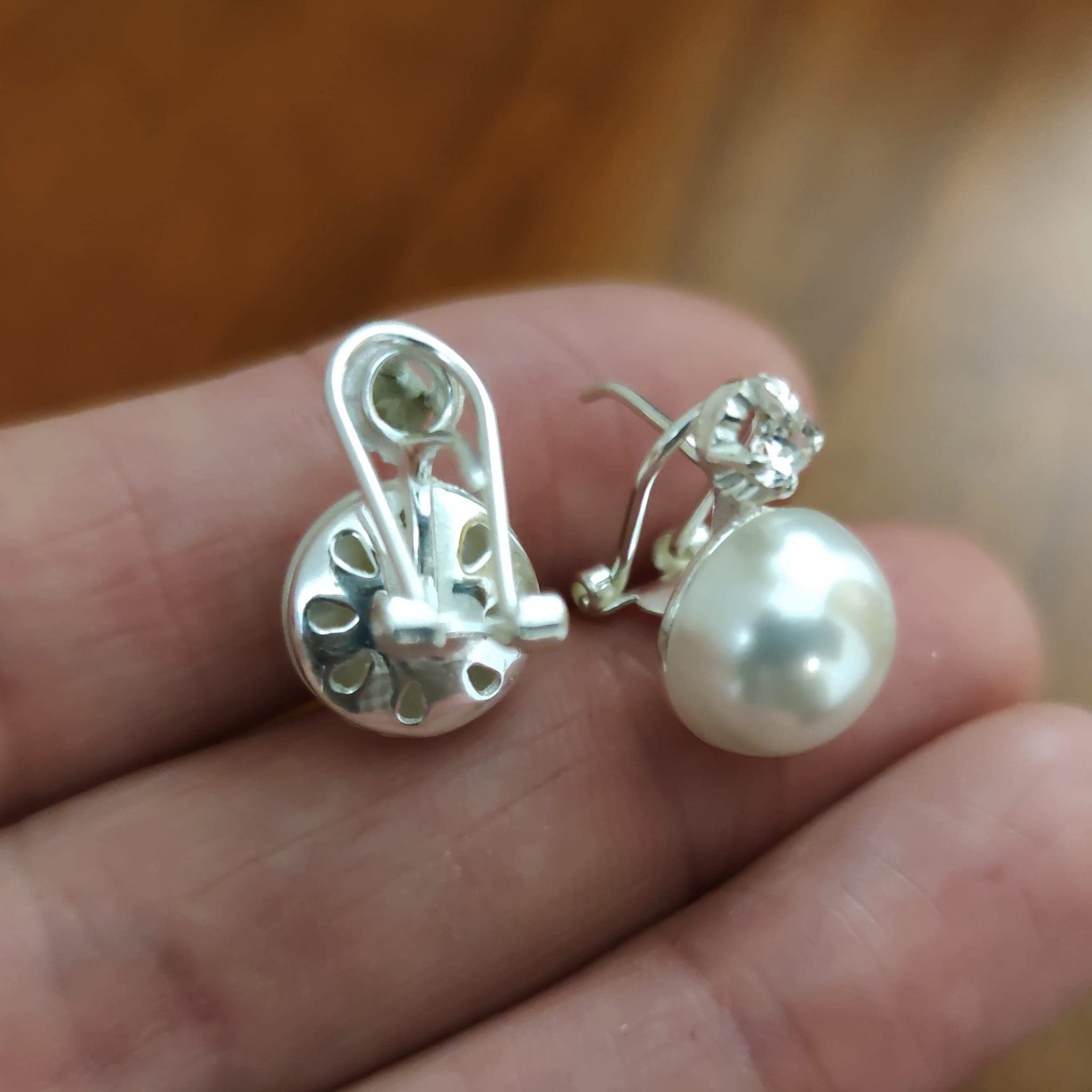 Pendientes Plata Japonesa Perla Blanca 12 Mm. con Cierre Omega Ideales para Mujeres Que adoran Las Joyas clásicas