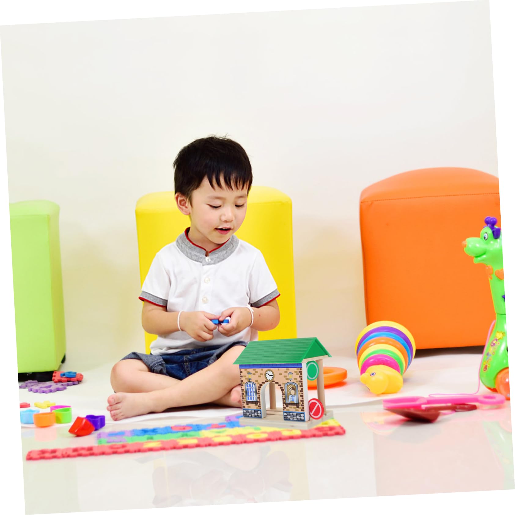 Toyvian Accesorio Superficie Pulida y Resistente de Estación de Tren de Juguete de Madera para Juegos Infantiles en Interiores y Exteriores