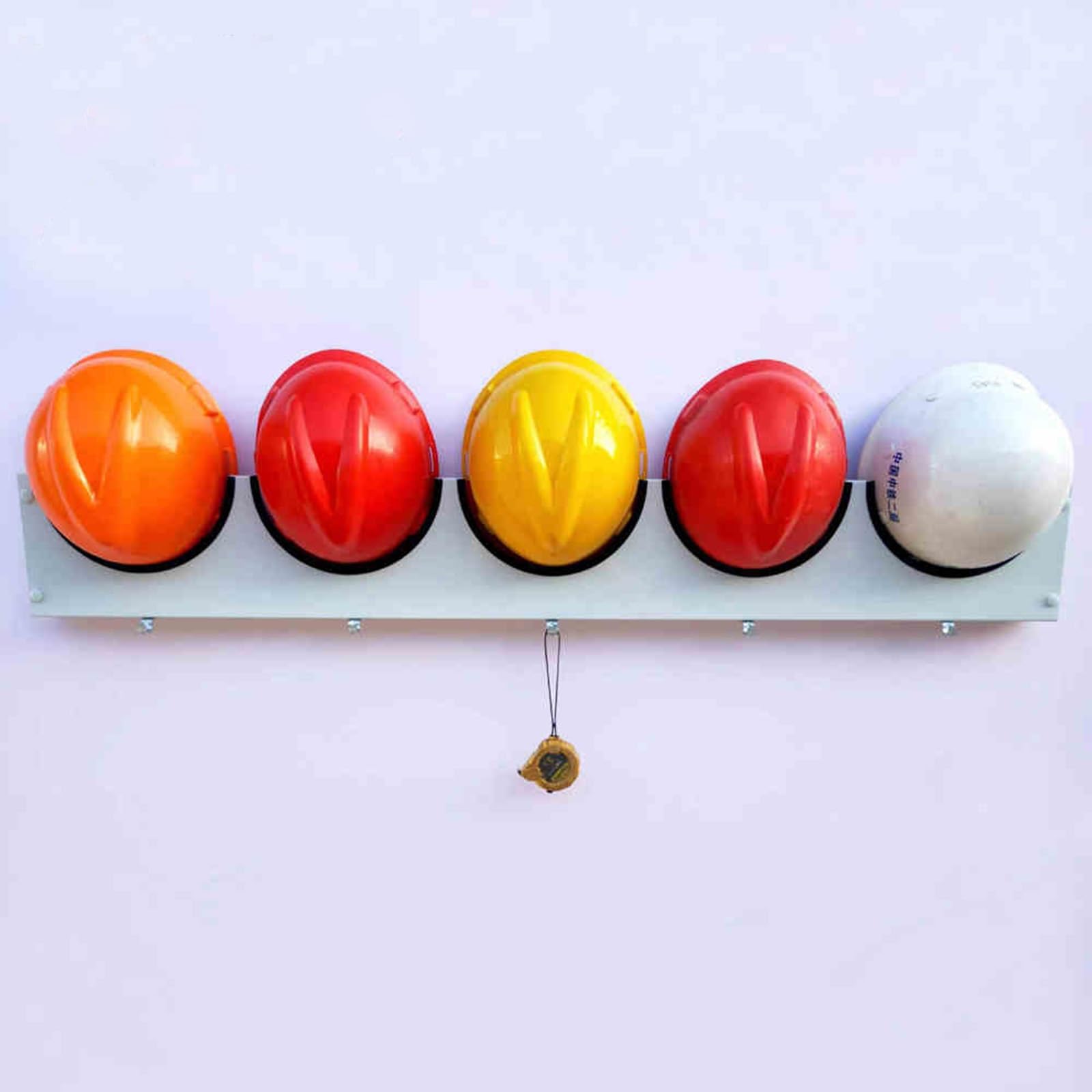 Muestras expositor montado en la pared para casco duro con ganchos, ganchos para sombreros duros para taller/estación de bomberos, casco de metal multifuncional para ahorrar espacio, 5 rejillas