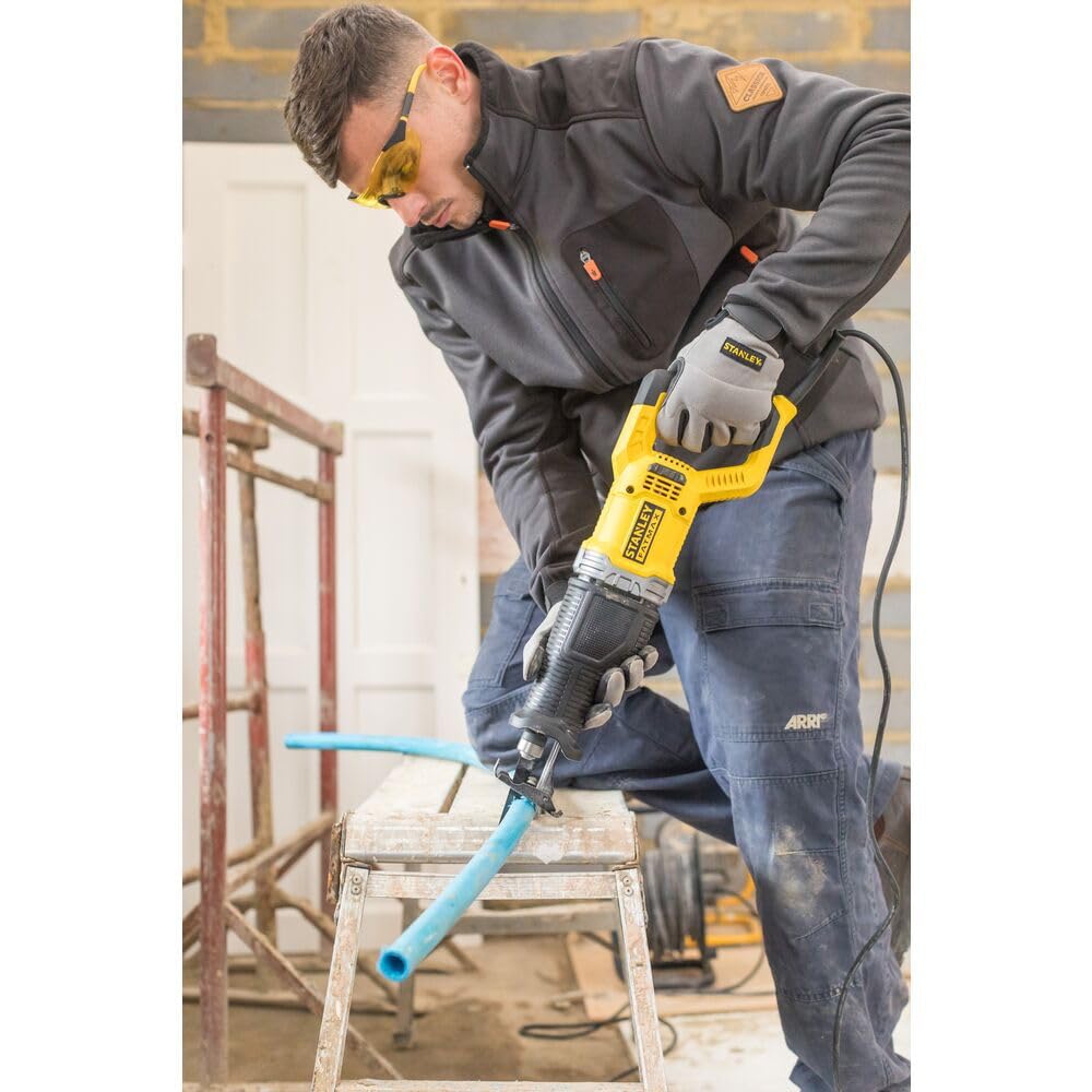 Stanley FATMAX Scie Sabre Filaire et Compacte 900W 3200 cps/mn Longueur de Course 28 mm Coupe Rapide Semelle Ajustable Changement de Lame Sans Outils Câble Caoutchouc 4m Gamme FATMAX FME360-QS