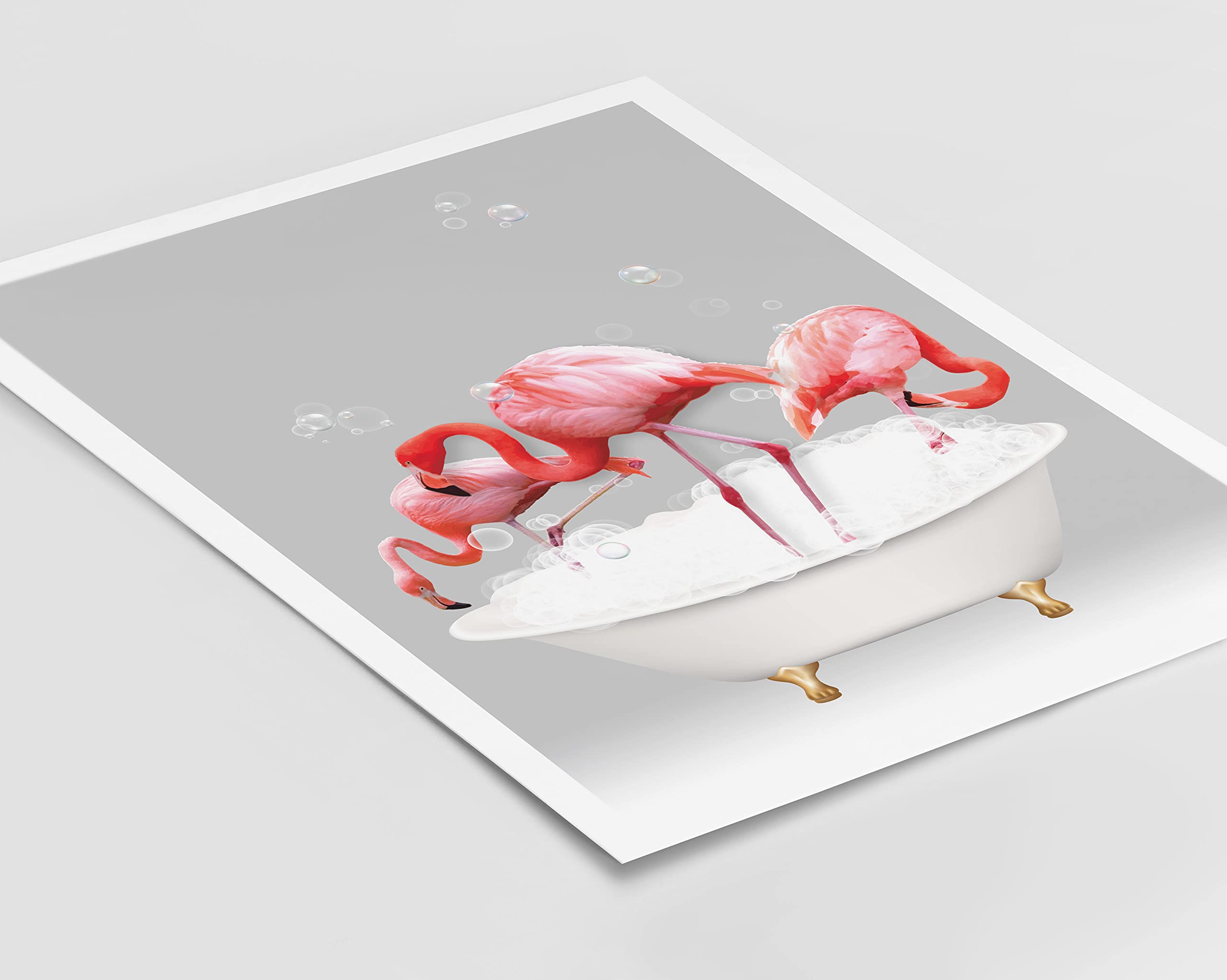 Designed By Lorna Stampa artistica da parete con fenicottero rosa nella vasca da bagno, disponibile in formato A4