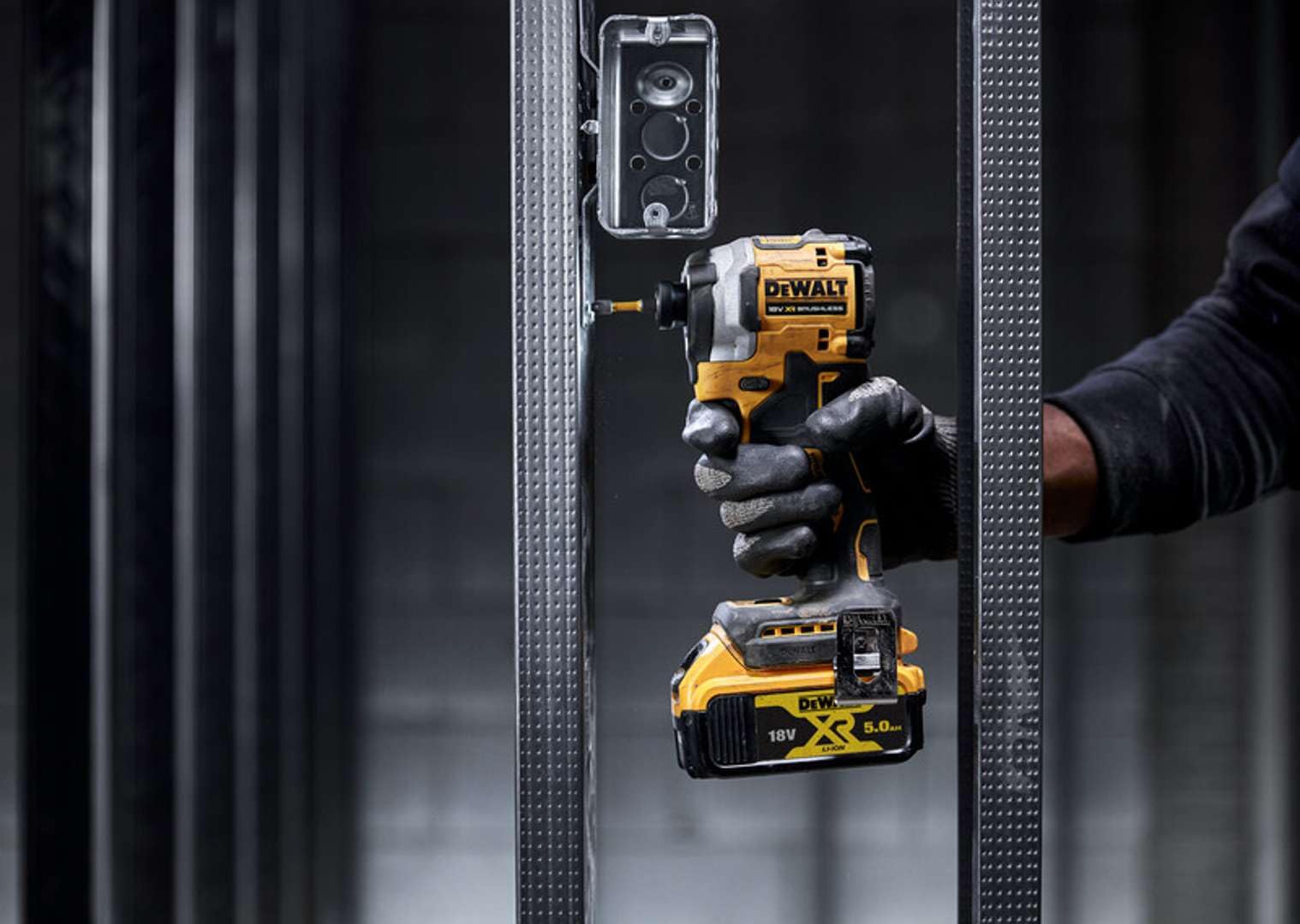 Dewalt Atornillador Impacto compacto sin escobillas XR 18V 1/4" 205Nm con 2 baterías Li-Ion 5Ah y maletín TSTAK