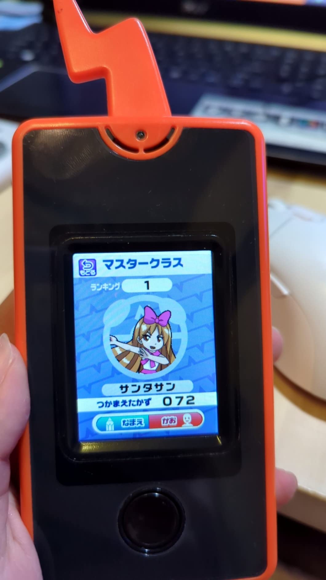 顔にやや傷ある、なぜか夜中にアラーム設定されて起こされました🥲